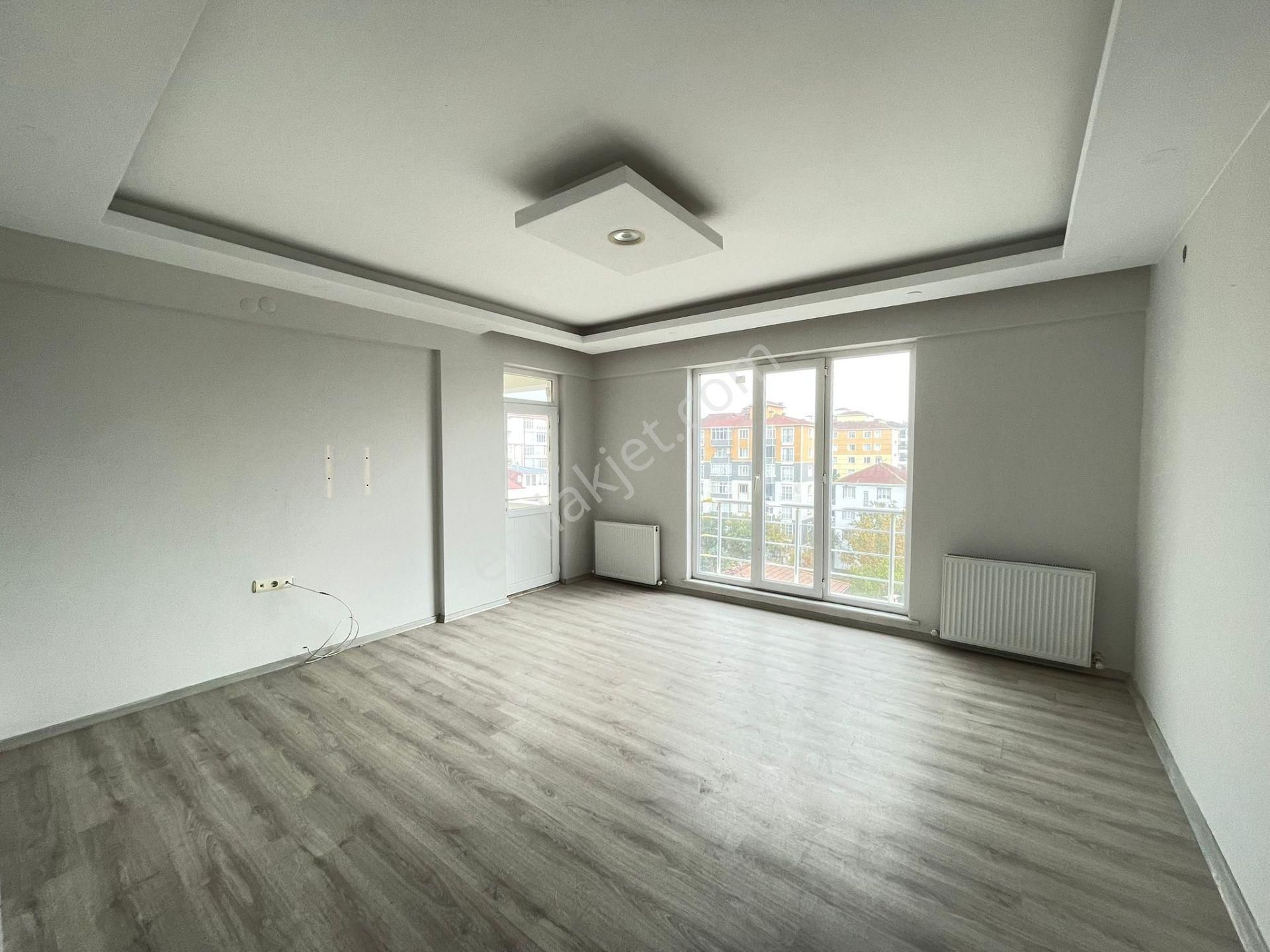 Akyüz Gayrimenkul Den; Merkezı Konumda Iskanlı,kombılı ,satılık 2+1 Daire - Görsel 4