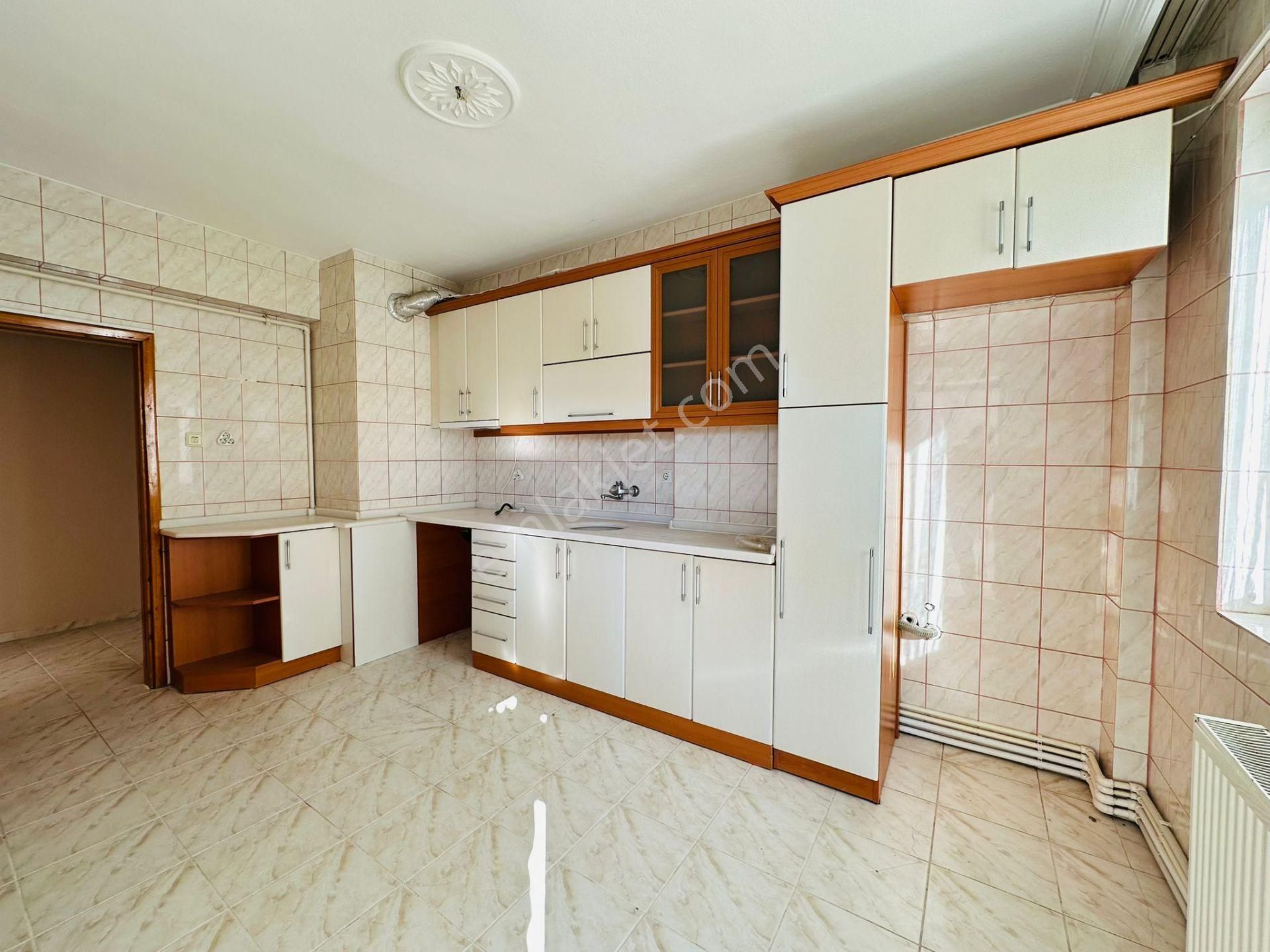 Karapürçek'te Kök Tapu 3+1 Katta Satılık Daire !! - Görsel 3