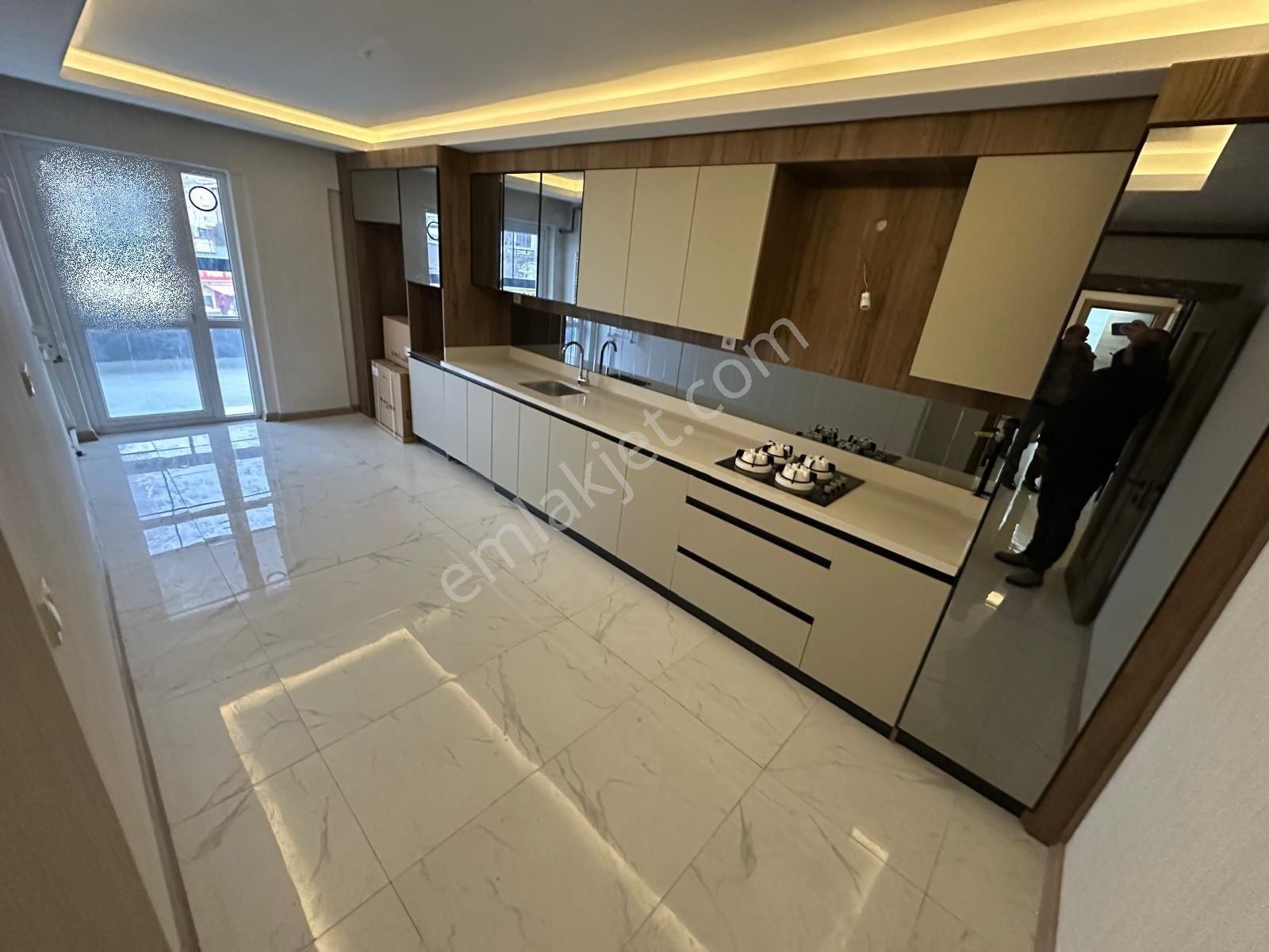 Menderes Mh.de Mevlana Caddesine Cephe Lüx Yapılı Satılık Daire