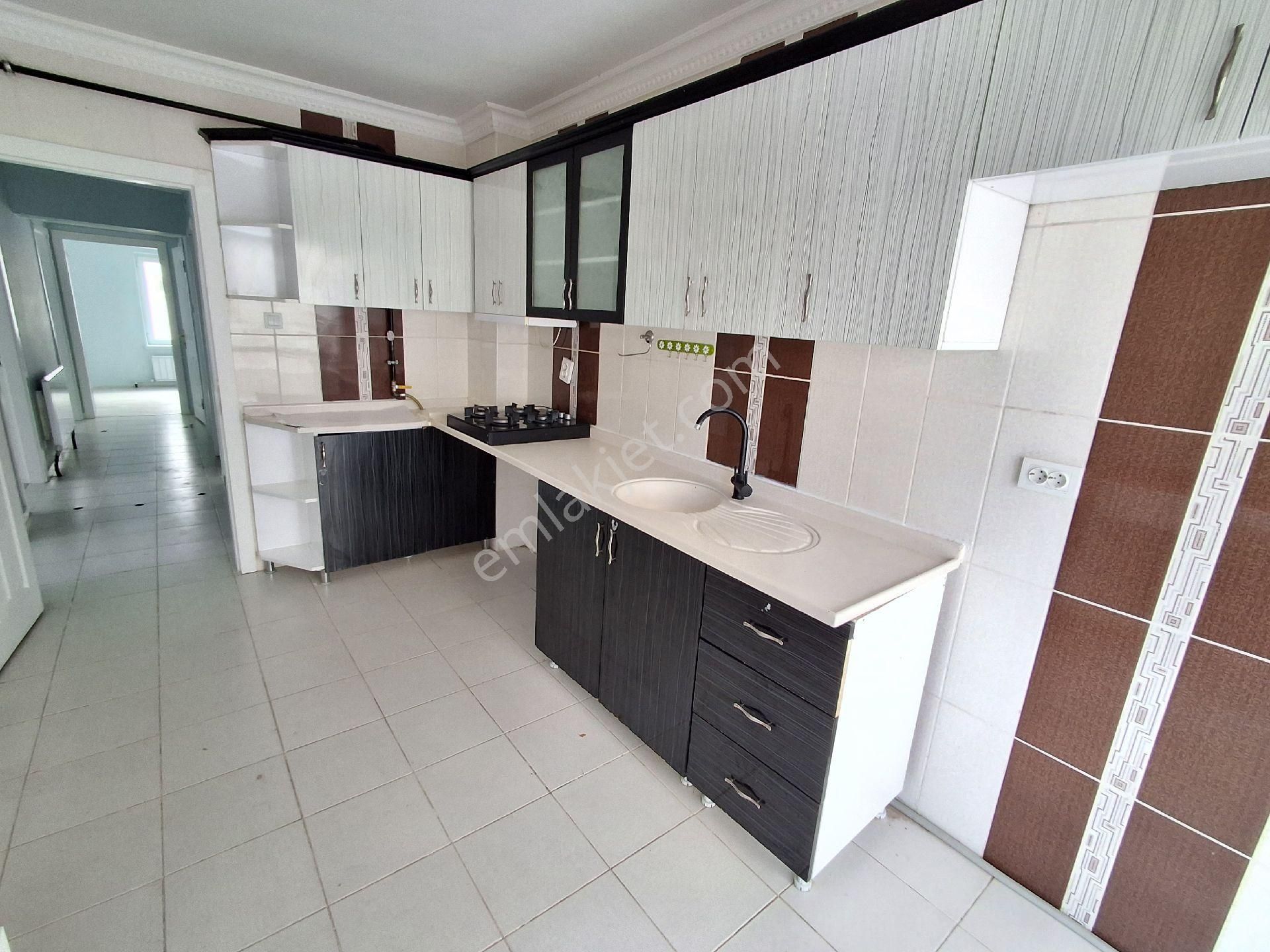 H.gazi Göbek Pazar Arkası 1.kat 3+1 Asansörlü Kök Tapu Kombi Petek Duşakabin Vestiyer Full - Görsel 4