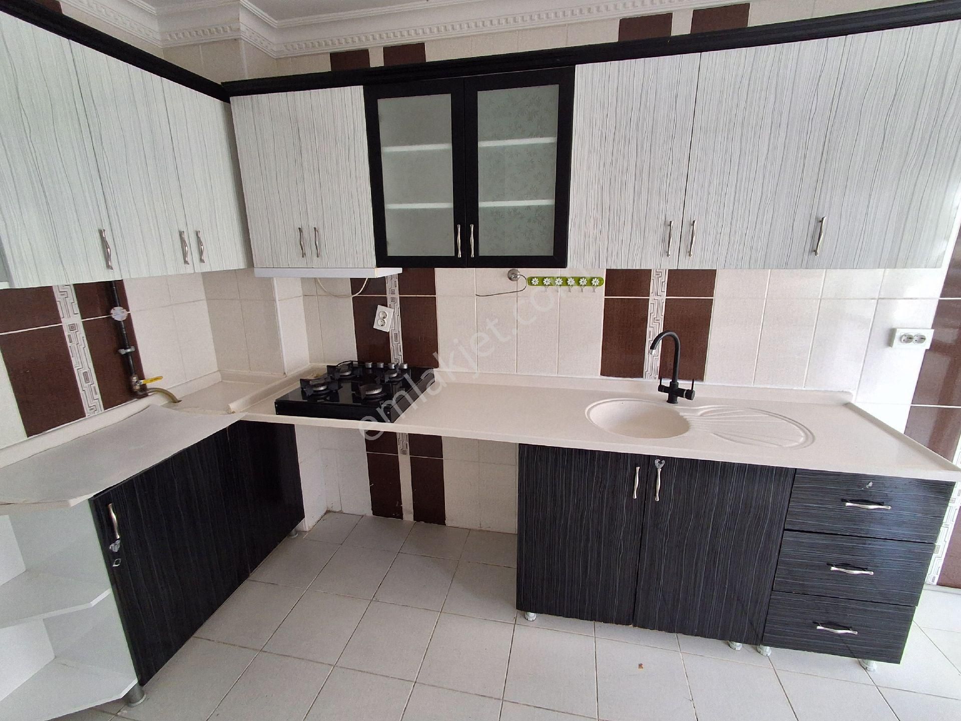 H.gazi Göbek Pazar Arkası 1.kat 3+1 Asansörlü Kök Tapu Kombi Petek Duşakabin Vestiyer Full - Görsel 5