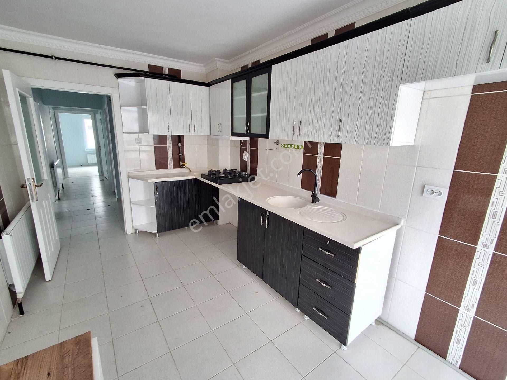 H.gazi Göbek Pazar Arkası 1.kat 3+1 Asansörlü Kök Tapu Kombi Petek Duşakabin Vestiyer Full - Görsel 6