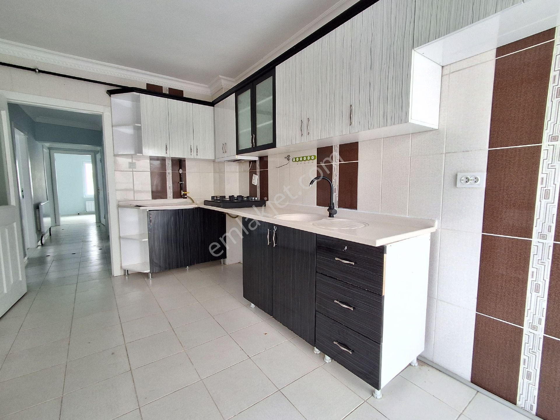 H.gazi Göbek Pazar Arkası 1.kat 3+1 Asansörlü Kök Tapu Kombi Petek Duşakabin Vestiyer Full