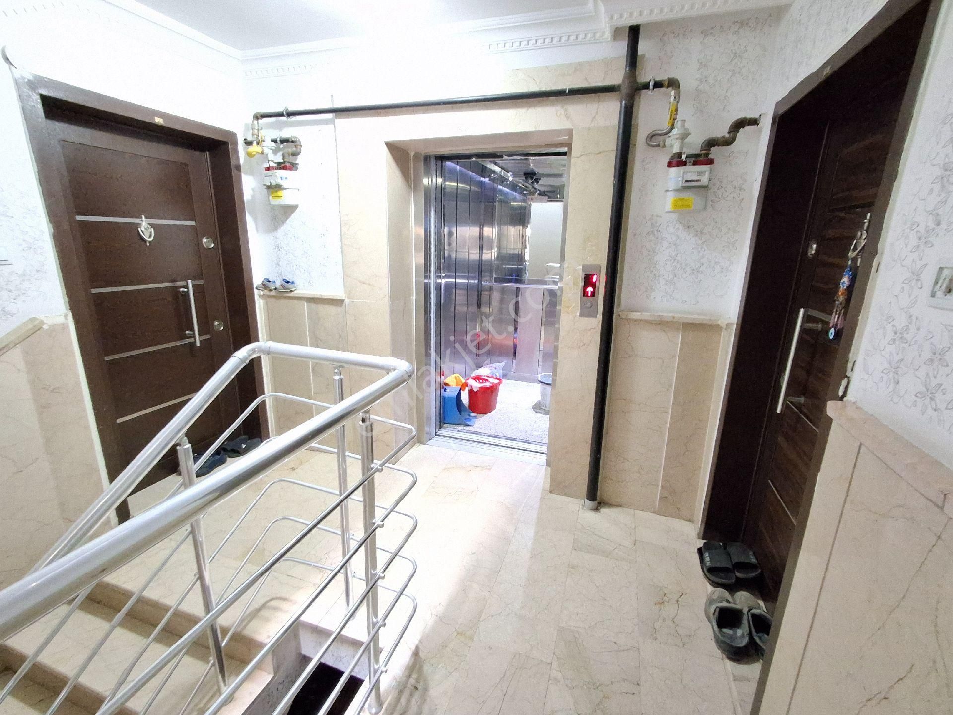 H.gazi Göbek Pazar Arkası 1.kat 3+1 Asansörlü Kök Tapu Kombi Petek Duşakabin Vestiyer Full - Görsel 3