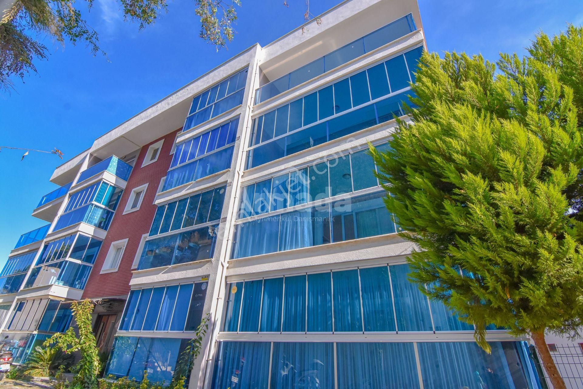 Kuşadası Kadınlar Denizi'nde Çift Cepheli/çift Balkonlu 2+1