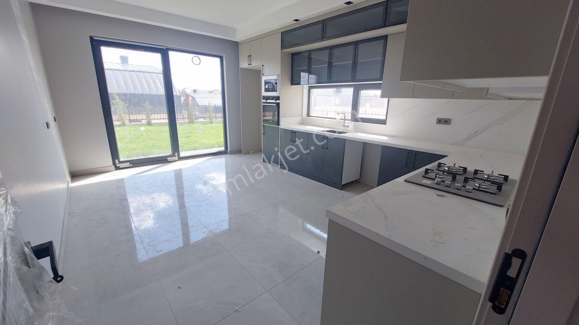 Mogan Gölüne Yakın Full Yapılı Ana Site İçinde Manzaralı Villa - Görsel 17