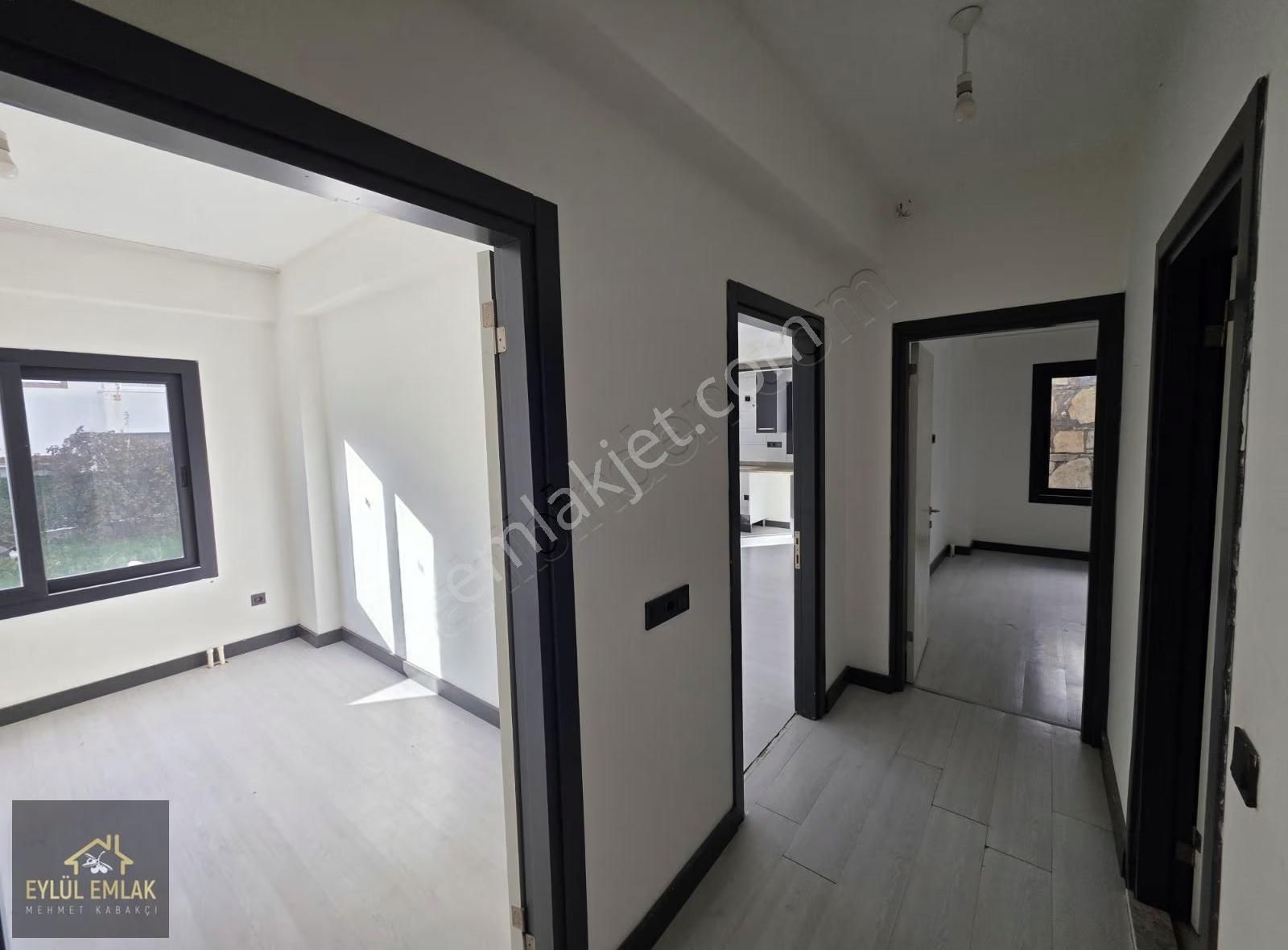 Mumcularda Satılık Geniş Bahçe Kullanımlı Satılık 2+1 Daire - Görsel 27