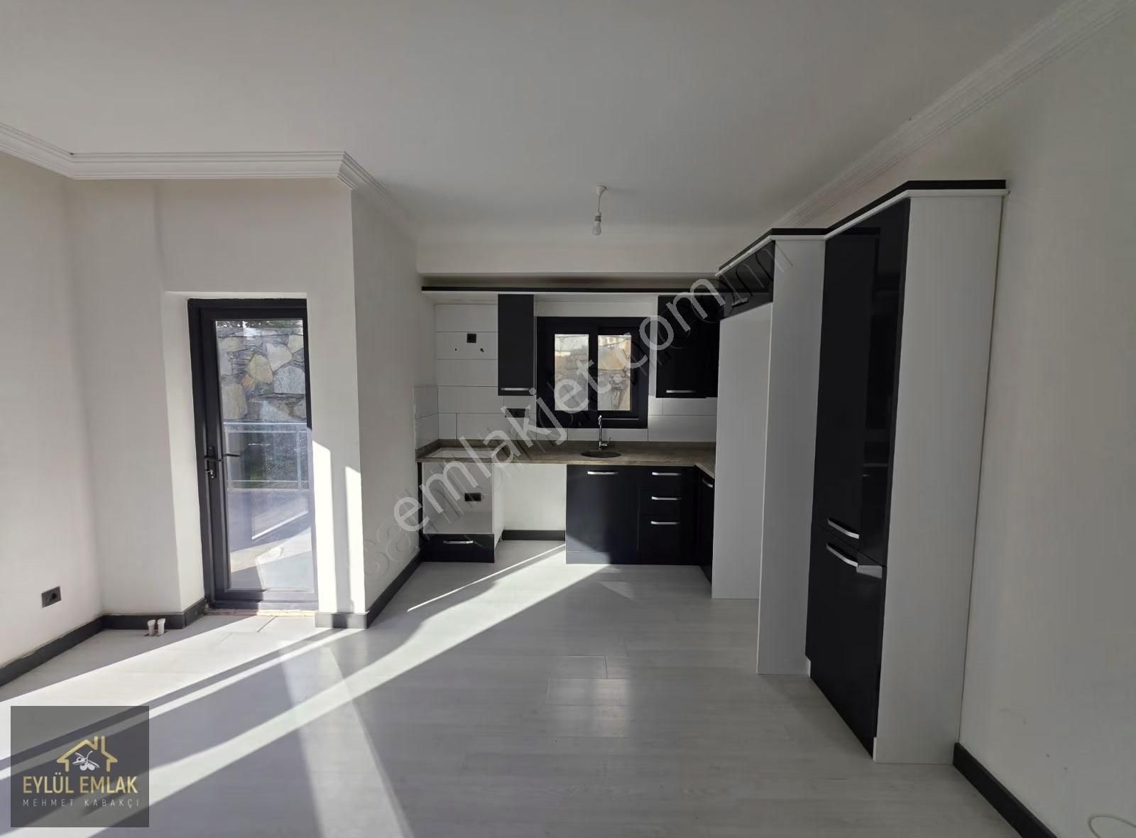 Mumcularda Satılık Geniş Bahçe Kullanımlı Satılık 2+1 Daire - Görsel 9