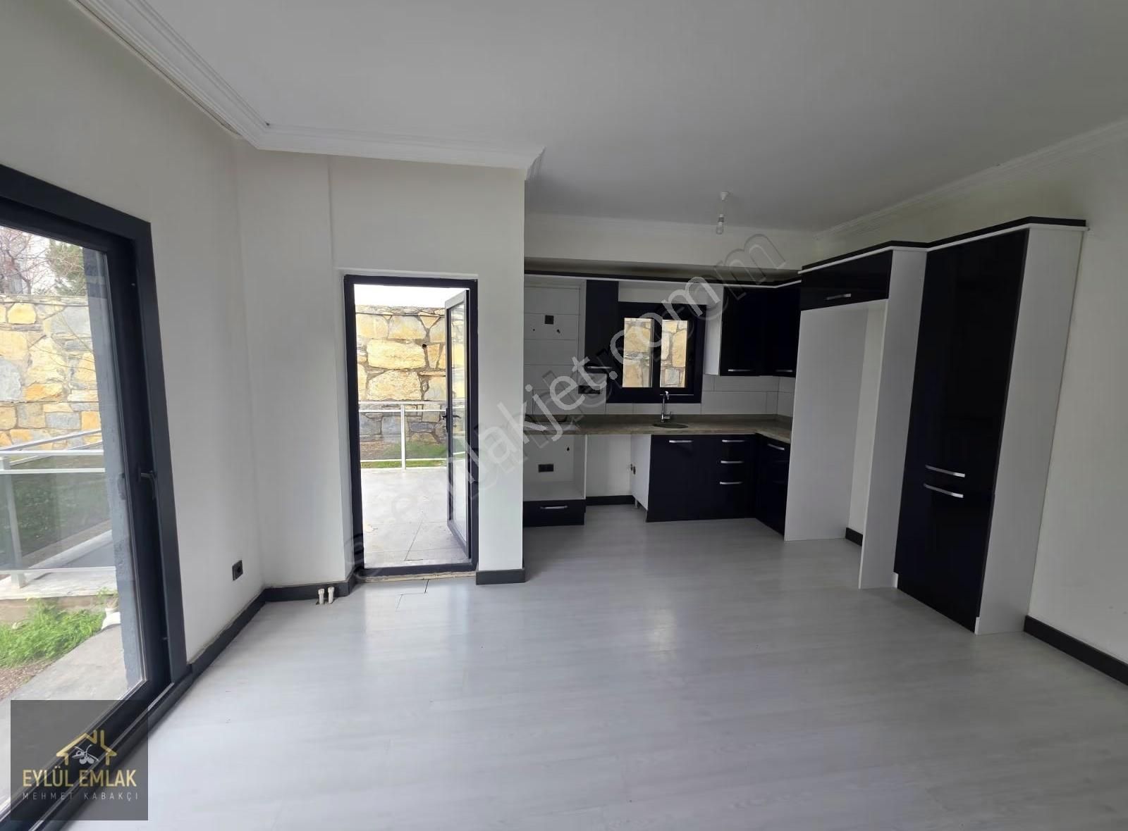 Mumcularda Satılık Geniş Bahçe Kullanımlı Satılık 2+1 Daire - Görsel 22