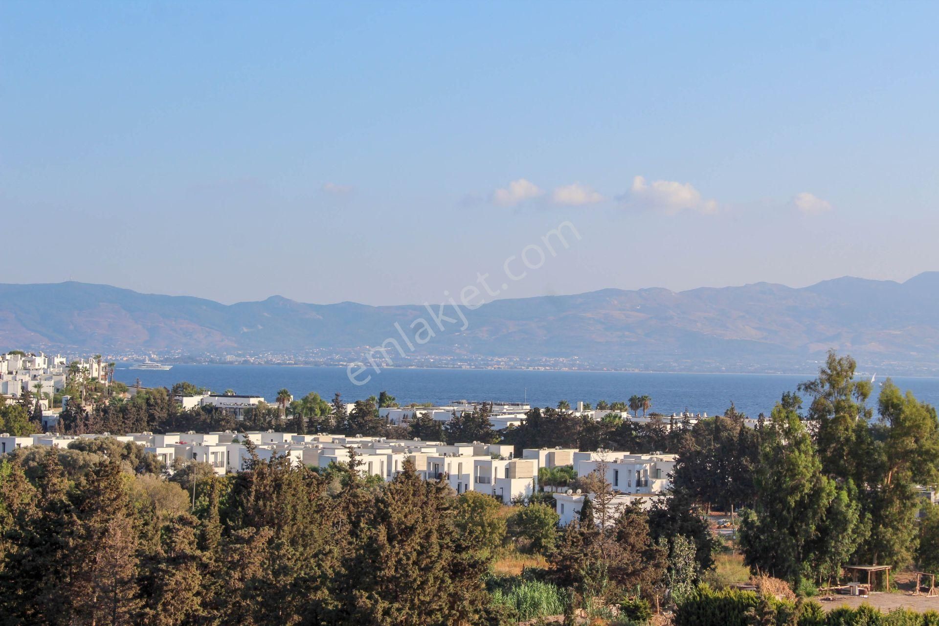 Akyarlar'da Satılık Plaja Yakın Deniz Manzaralı Bahçeli Villa