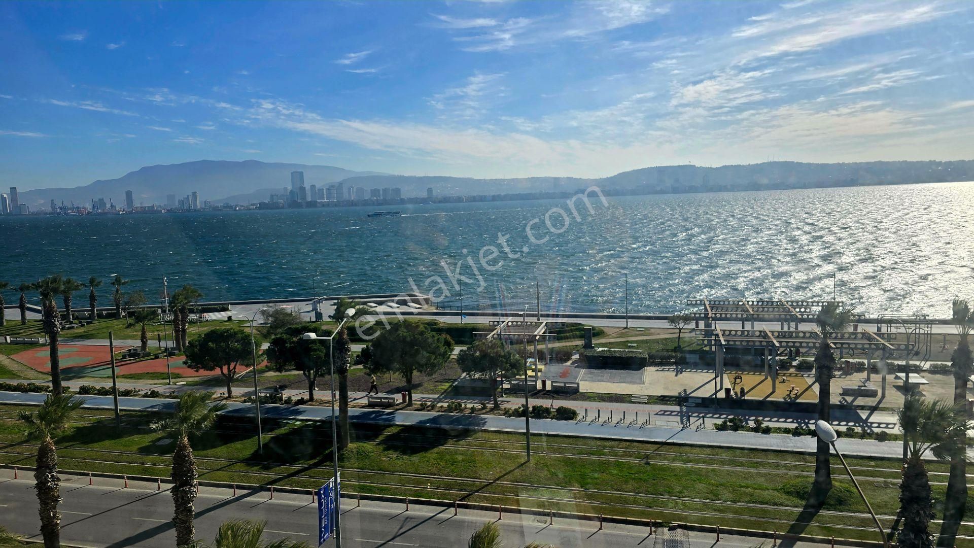 Karşıyaka Sahilde 4+1 130 M² Satılık Yalı Dairesi