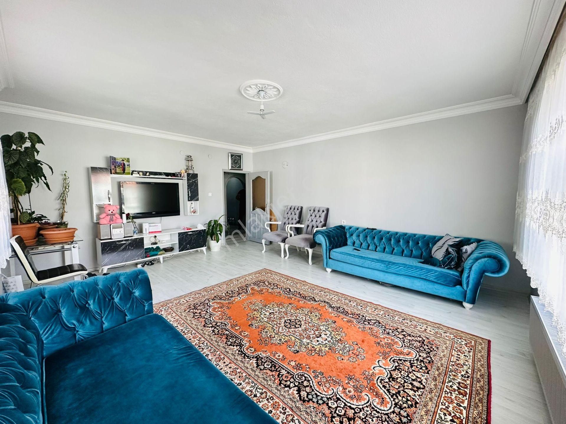 Karapürçek't Cadde Üzerinde Kök Tapu 3.katta 3+1 Satılık Daire !!! - Görsel 2