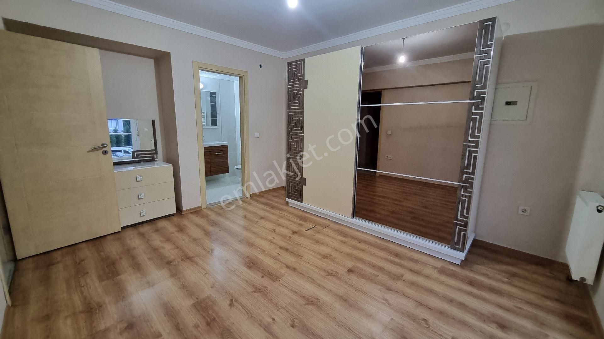 Bayraklı Körfez Mahallesi Havuzlu Sitede Ara Kat 3+1 Kiralık Daire - Görsel 27