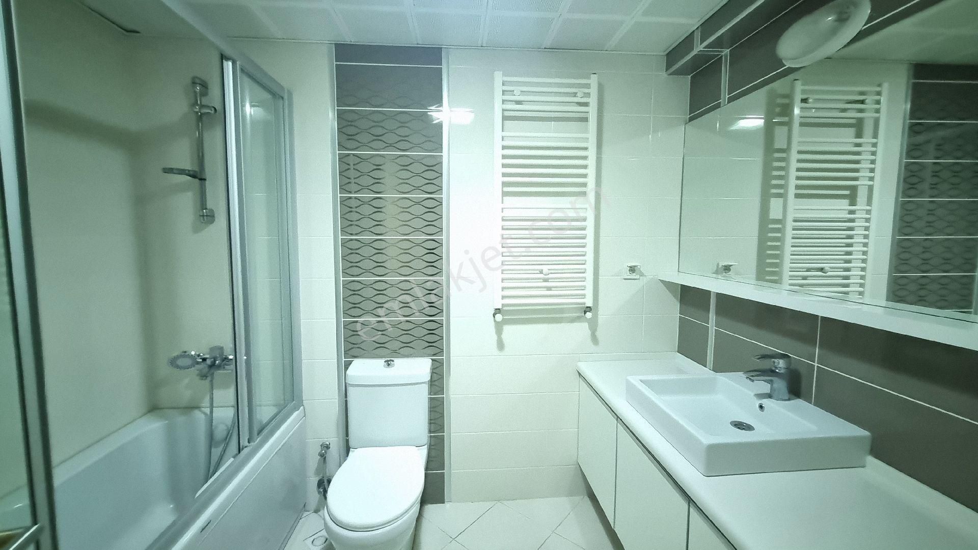 Bayraklı Körfez Mahallesi Havuzlu Sitede Ara Kat 3+1 Kiralık Daire - Görsel 24