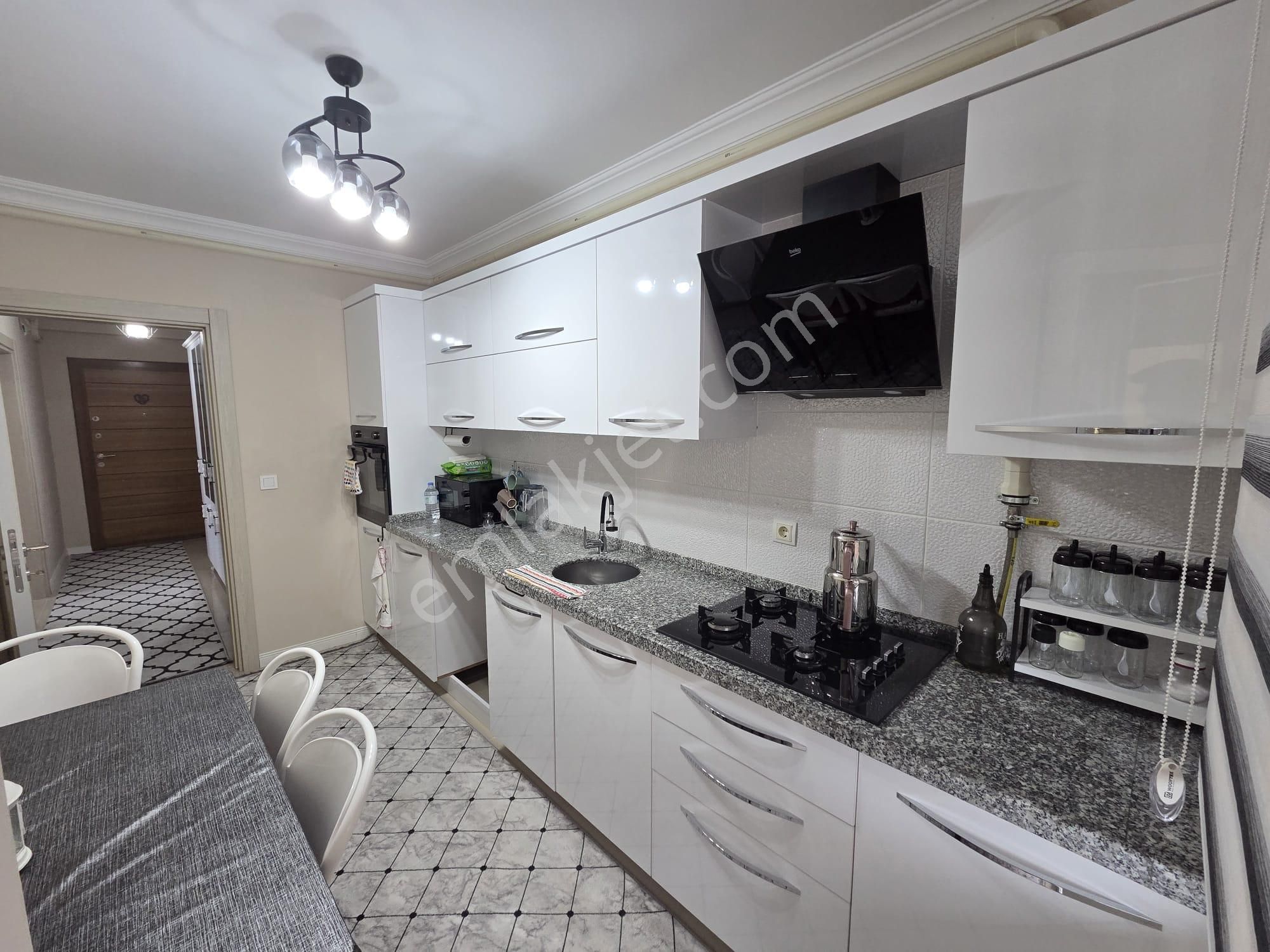 Aydınlıkevler'de İçi Sıfır Yapılı 3+1 Kiralık Daire - Görsel 15