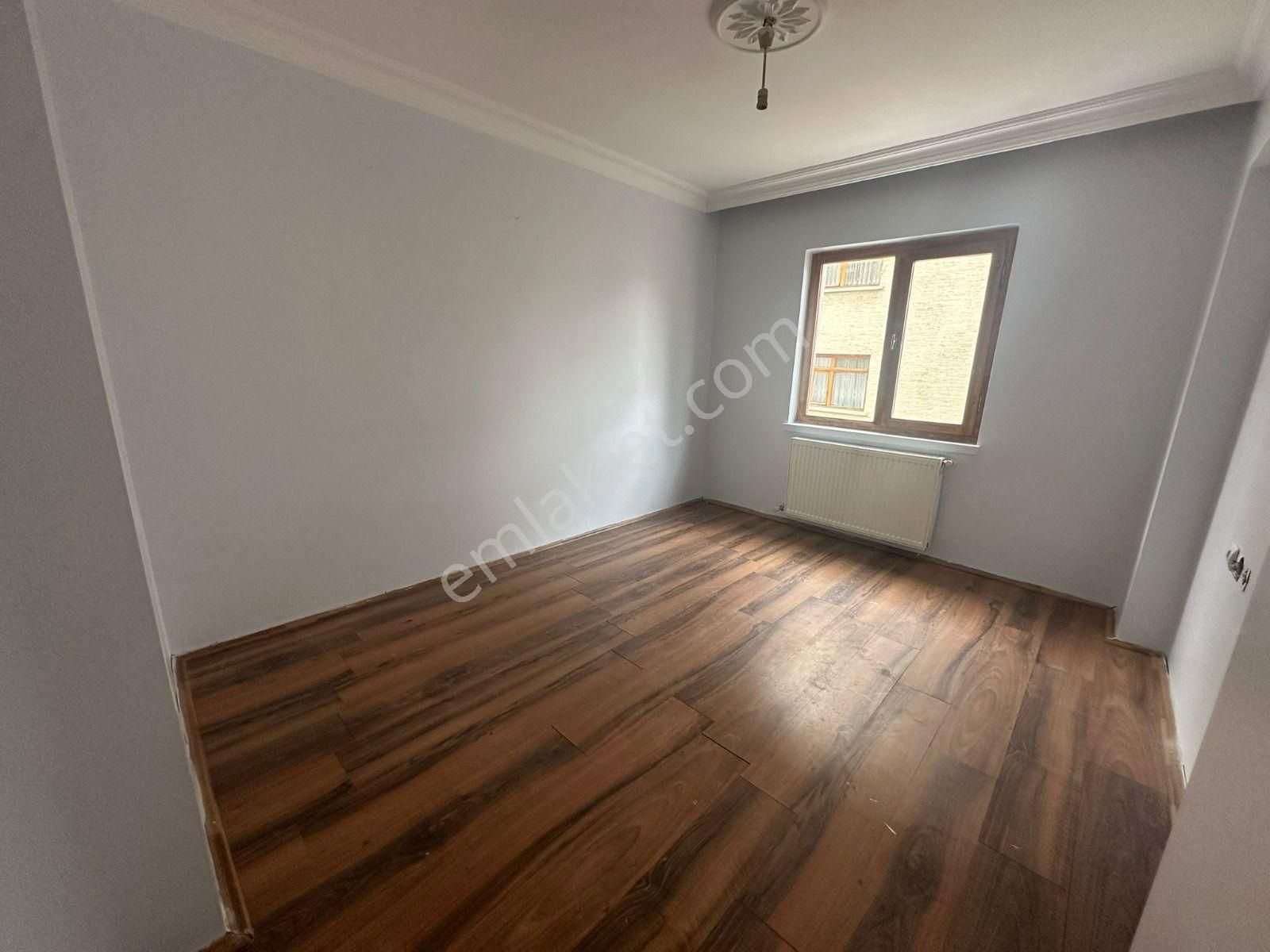 Beşikkaya'da Cadde Üzerinde 2+1 Satılık Fırsat Daire !! - Görsel 3