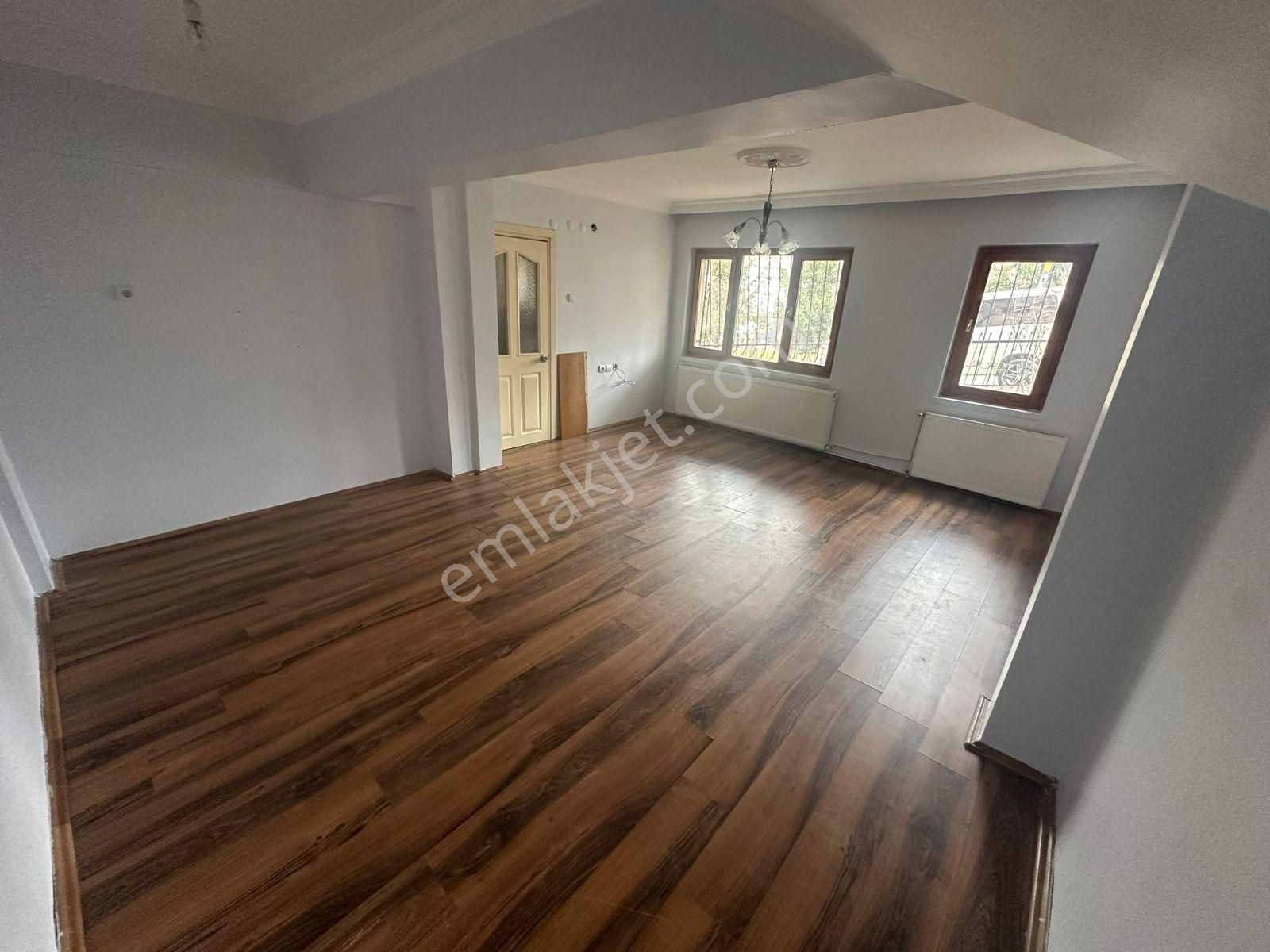 Beşikkaya'da Cadde Üzerinde 2+1 Satılık Fırsat Daire !! - Görsel 2