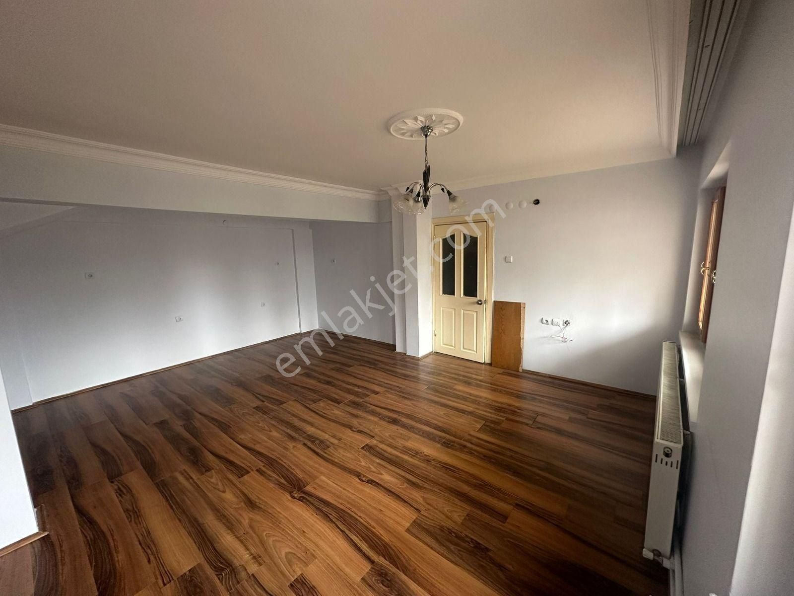 Beşikkaya'da Cadde Üzerinde 2+1 Satılık Fırsat Daire !!