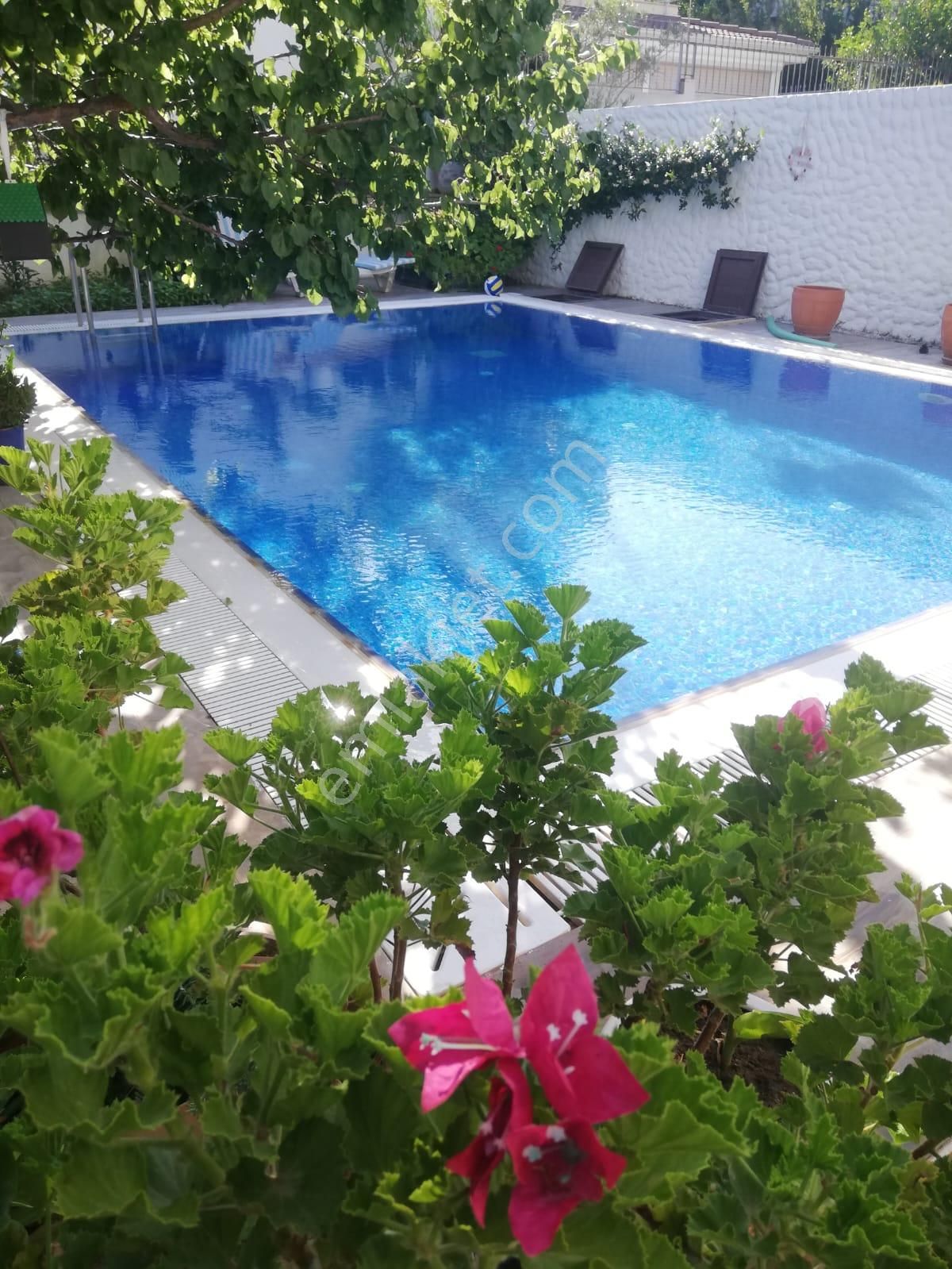 Alaçatı Çamlıkyol'da Satılık Havuzlu Lüks Villa