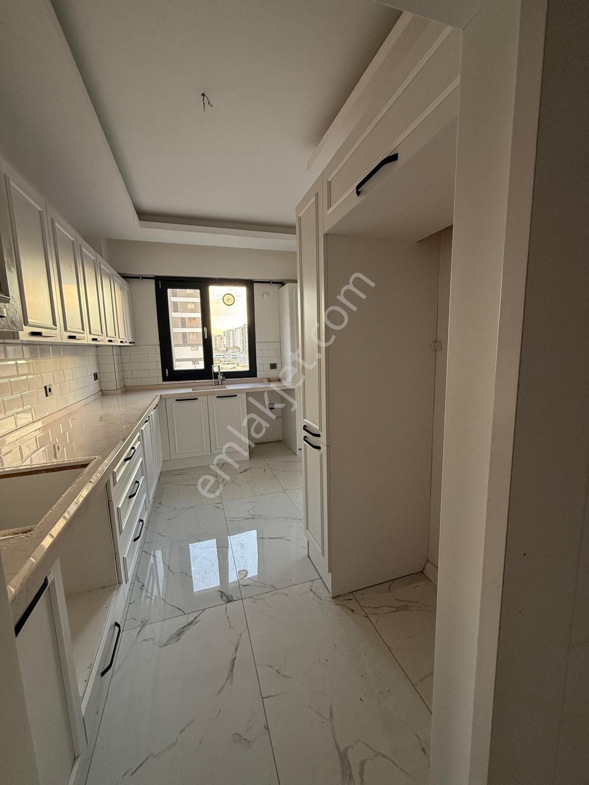 Zümrütte Emsallerinin En Uygun 4+1 Fırsat Dairesi