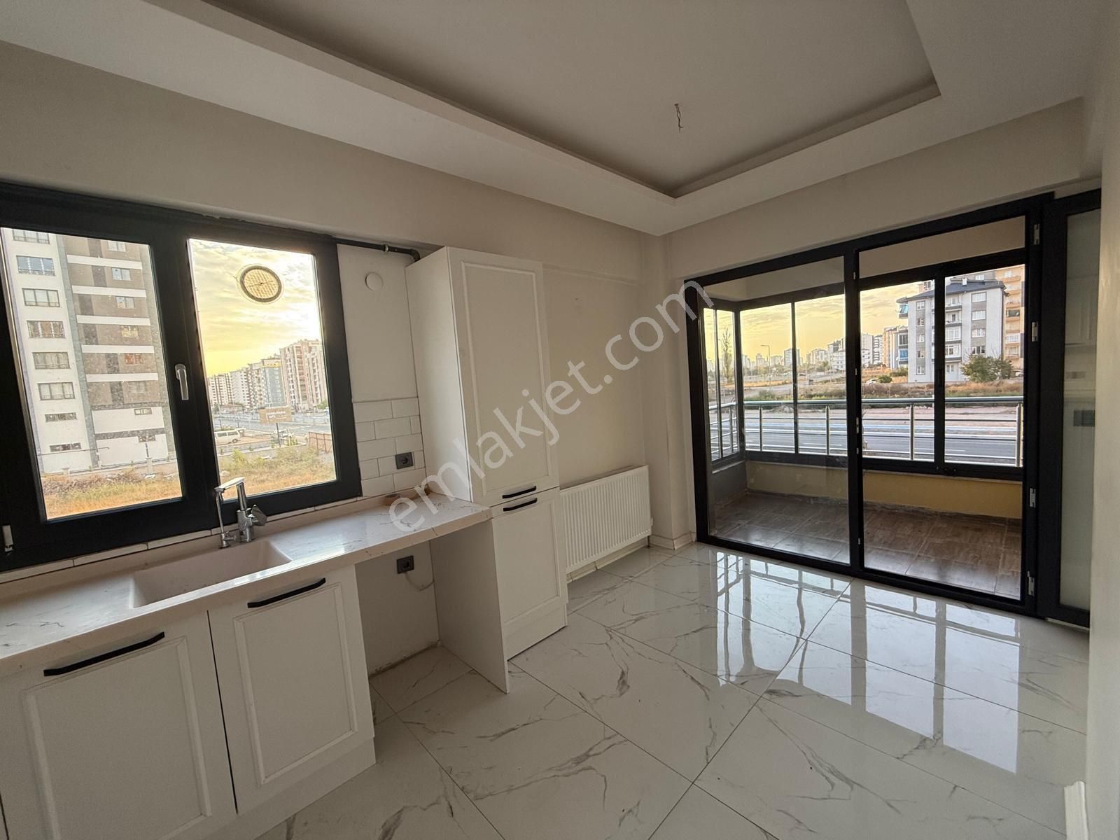 Zümrütte Emsallerinin En Uygun 4+1 Fırsat Dairesi - Görsel 21