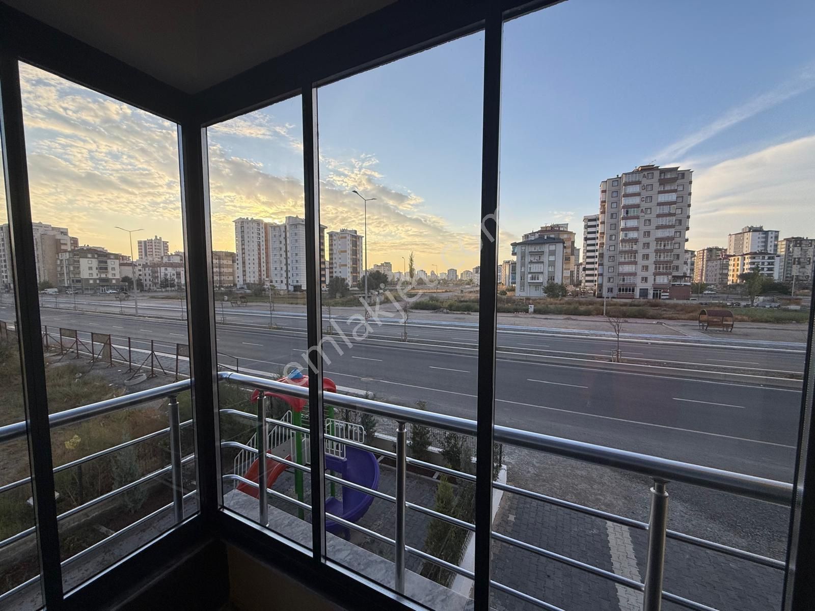 Zümrütte Emsallerinin En Uygun 4+1 Fırsat Dairesi - Görsel 27