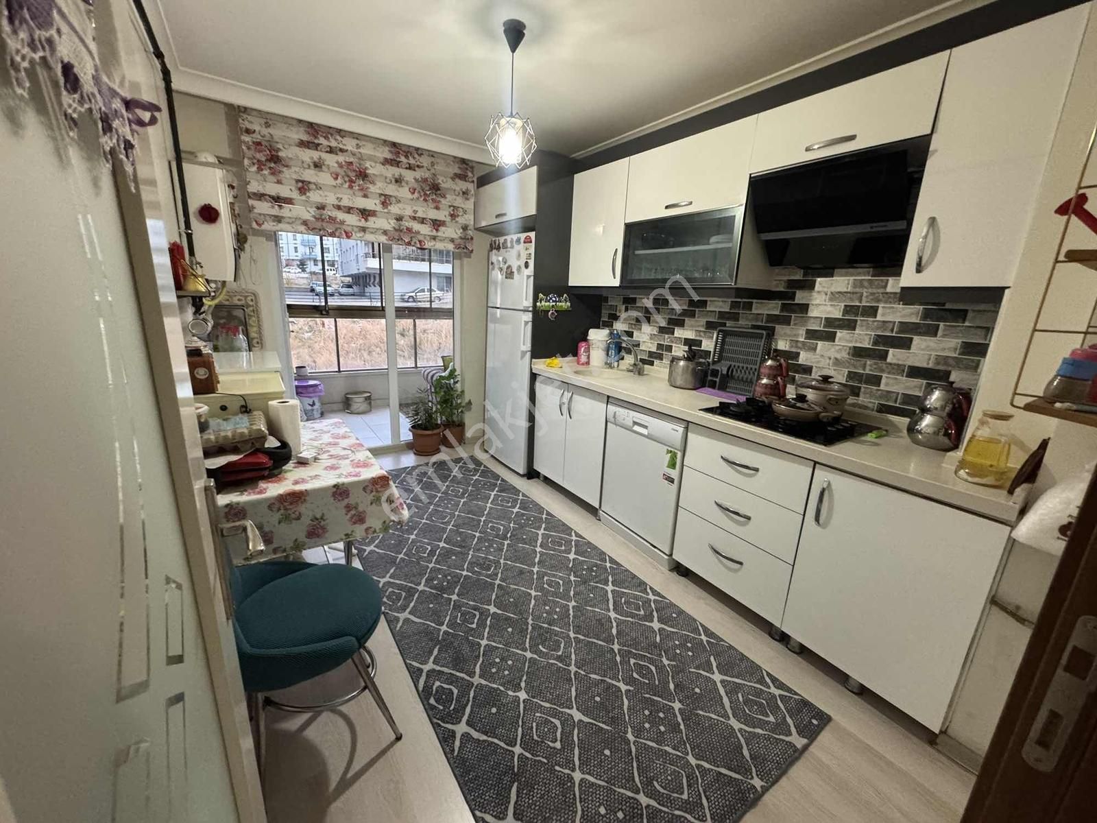 Lider Emlak'tan Özdemir Bloklarında 4+1 Asansör+ebeveyn+160m2