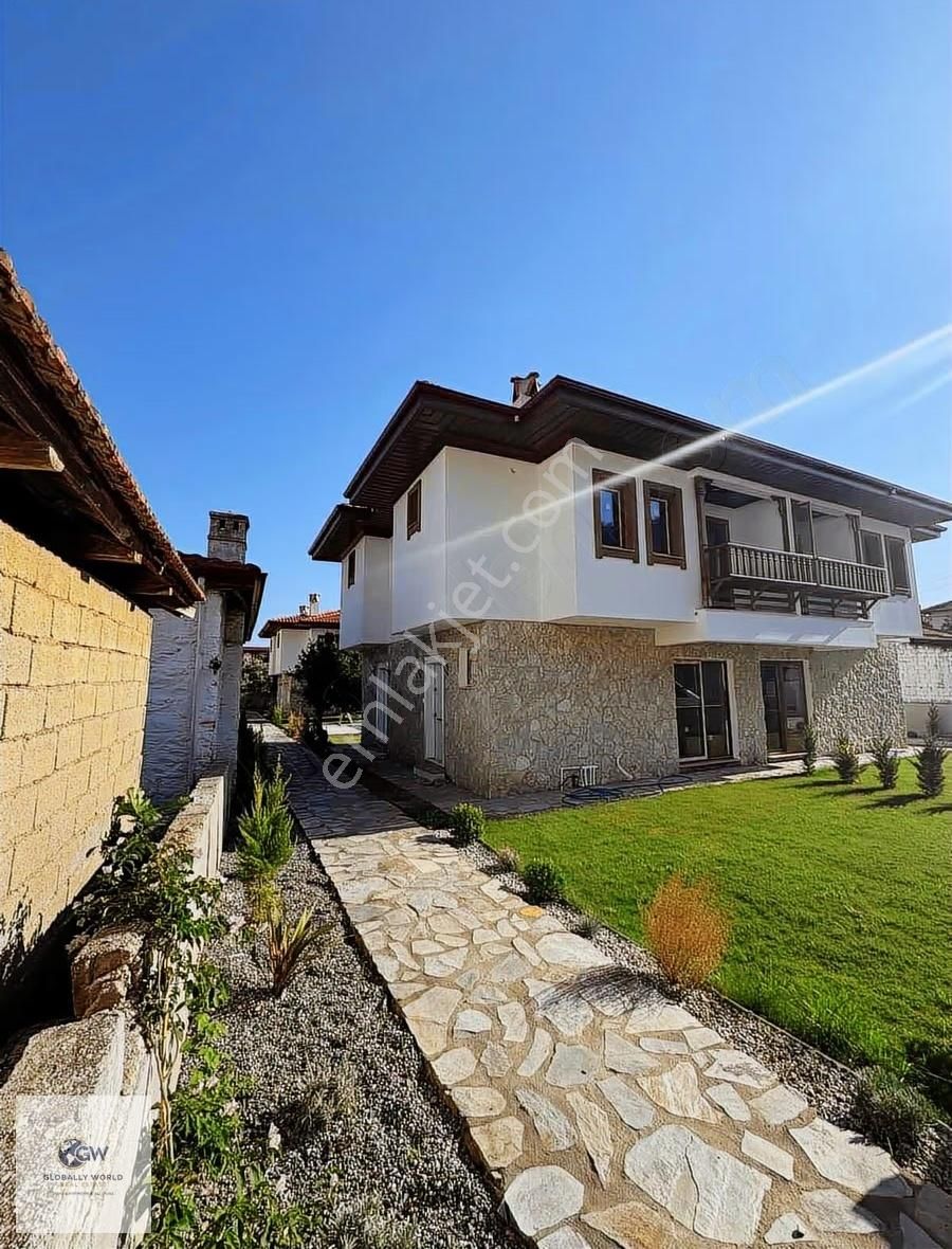 Gökova Merkezde Havuzlu Kiralık Villa