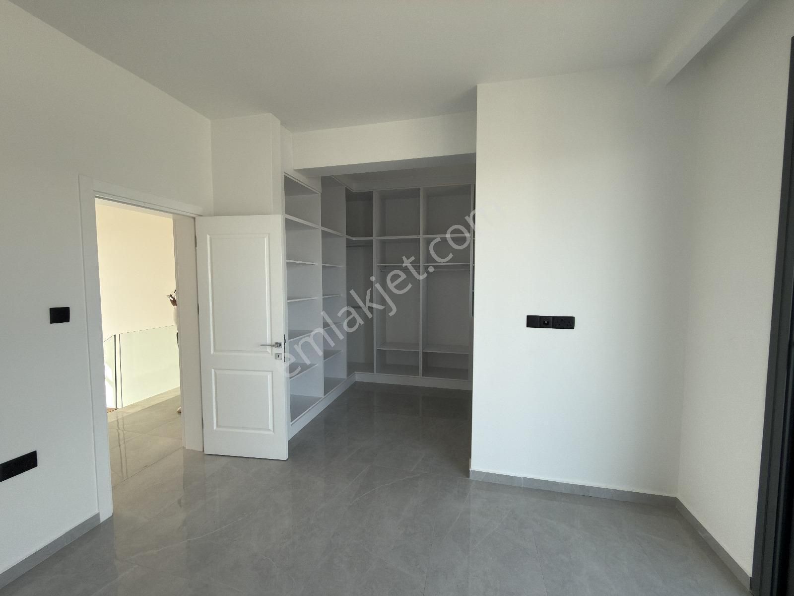Yeniboğaziçin'de Dört Dörtlük 3+1 Villa - Görsel 18
