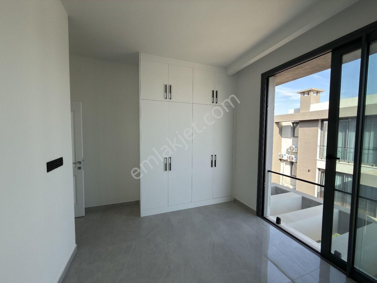 Yeniboğaziçin'de Dört Dörtlük 3+1 Villa - Görsel 23