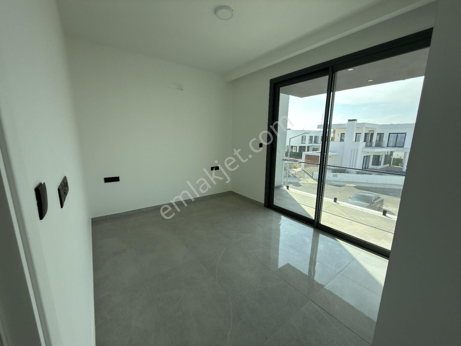 Yeniboğaziçin'de Dört Dörtlük 3+1 Villa - Görsel 20