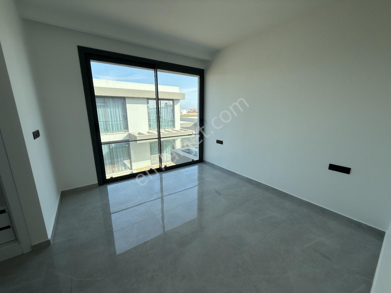 Yeniboğaziçin'de Dört Dörtlük 3+1 Villa - Görsel 22