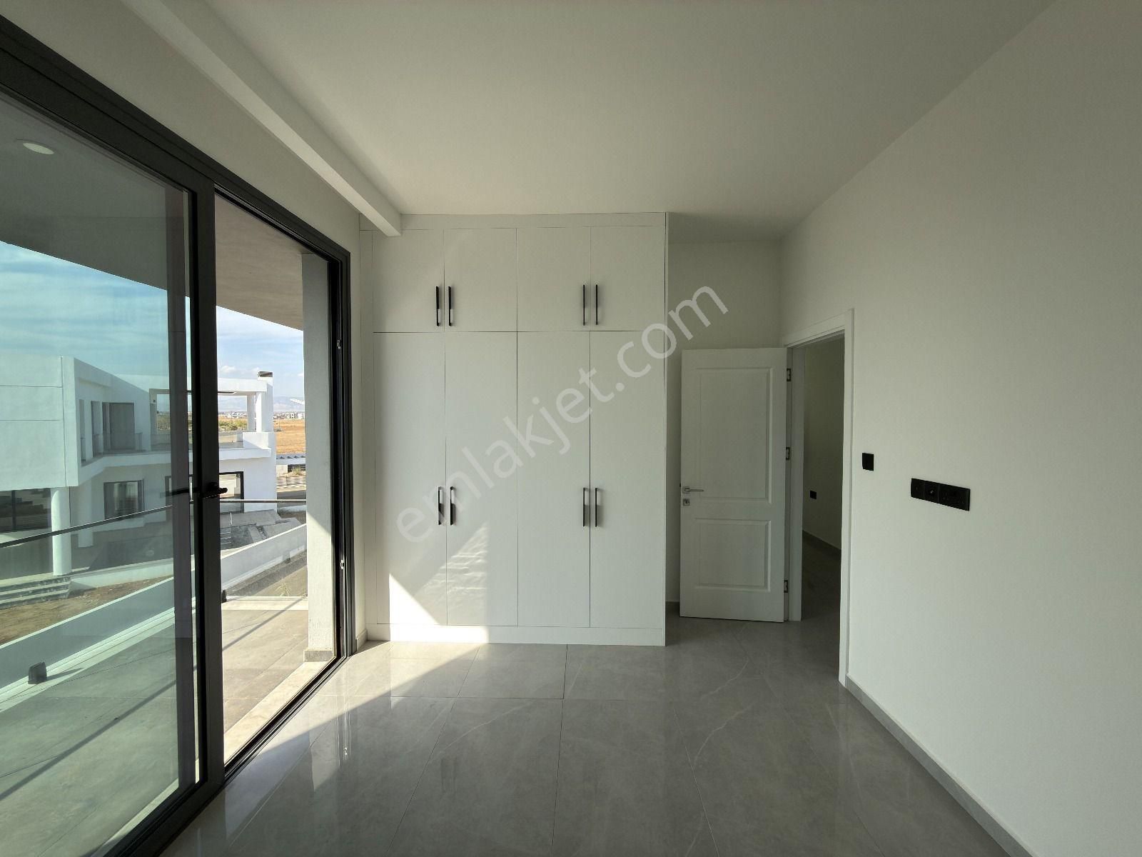 Yeniboğaziçin'de Dört Dörtlük 3+1 Villa - Görsel 17