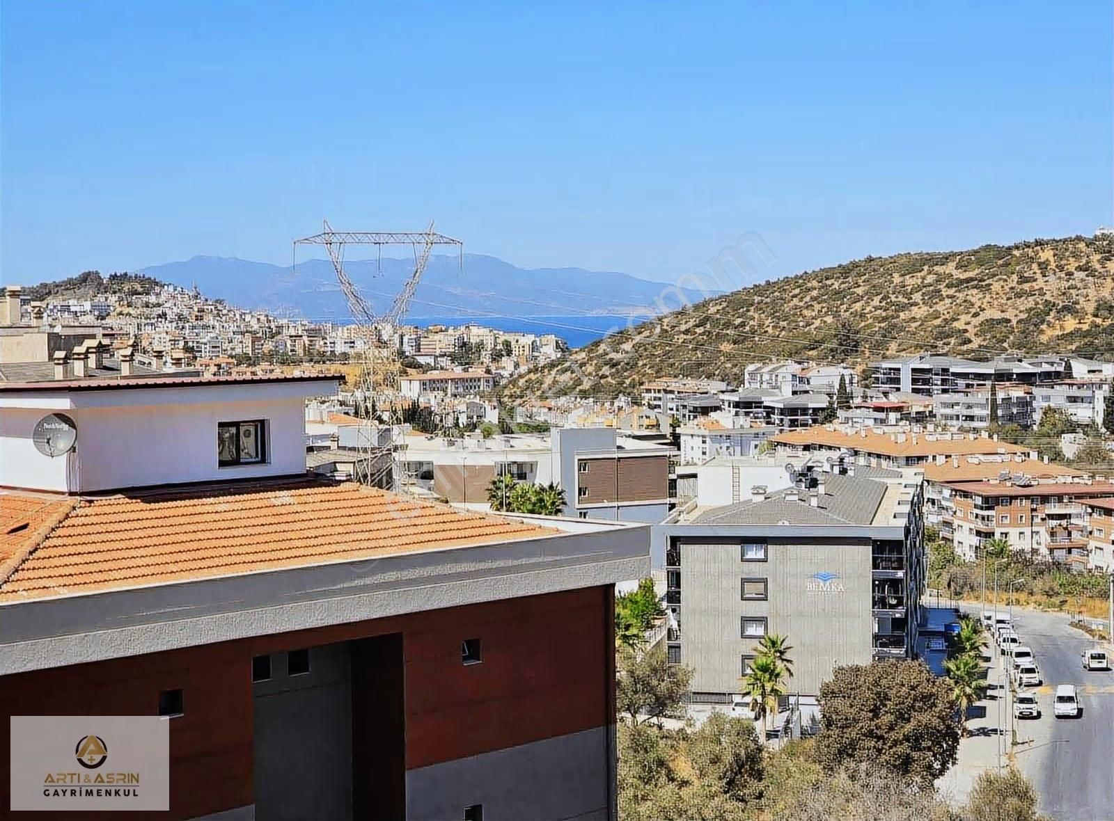 Kuşadasında Lüx Site İçerisinde Manzaralı 1+1 Havuzlu Daire