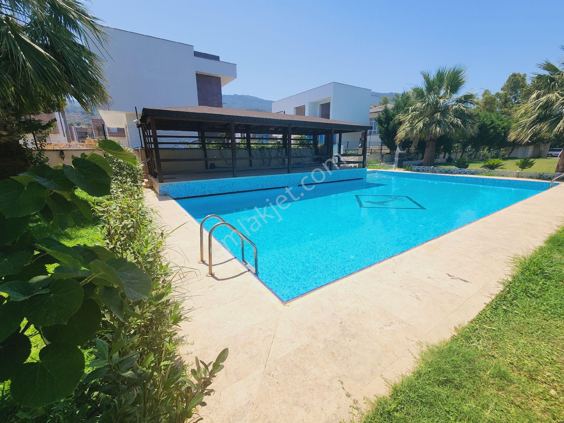 Güzelçamlı Yolun Altı Denize Yakın Köşe Geniş Bahçeli Villa - Görsel 34