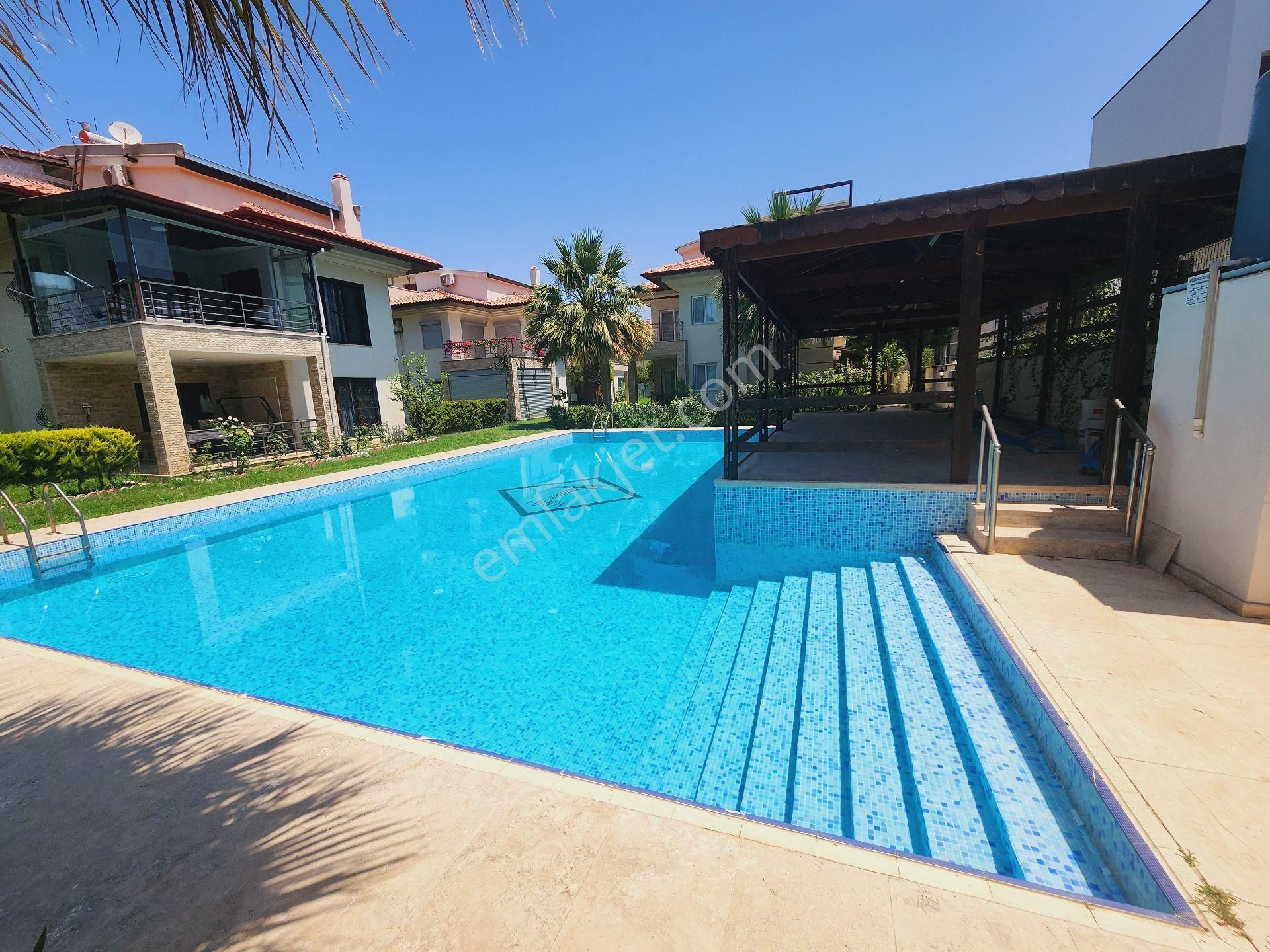 Güzelçamlı Yolun Altı Denize Yakın Köşe Geniş Bahçeli Villa - Görsel 4