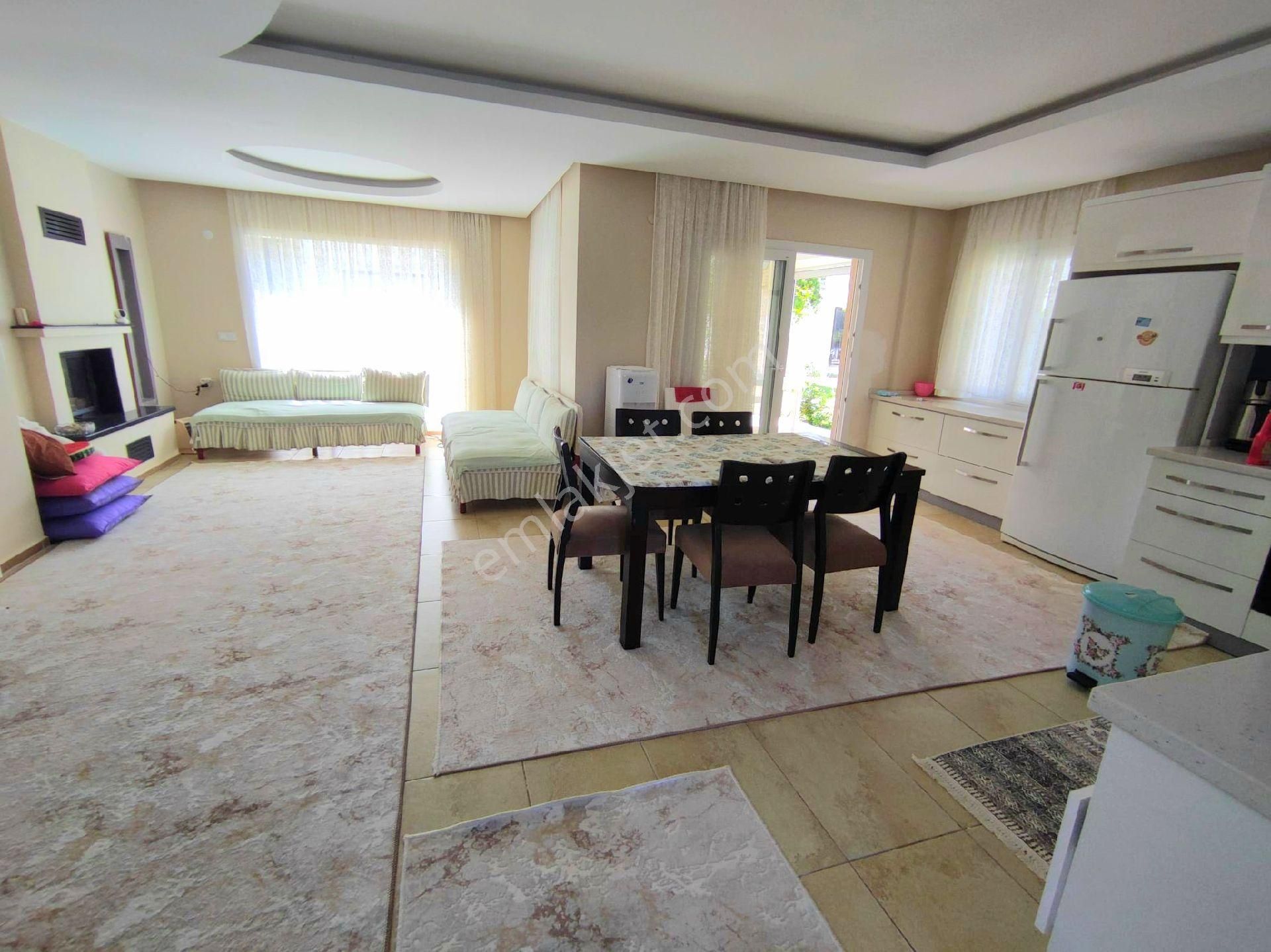 Güzelçamlı Yolun Altı Denize Yakın Köşe Geniş Bahçeli Villa - Görsel 17