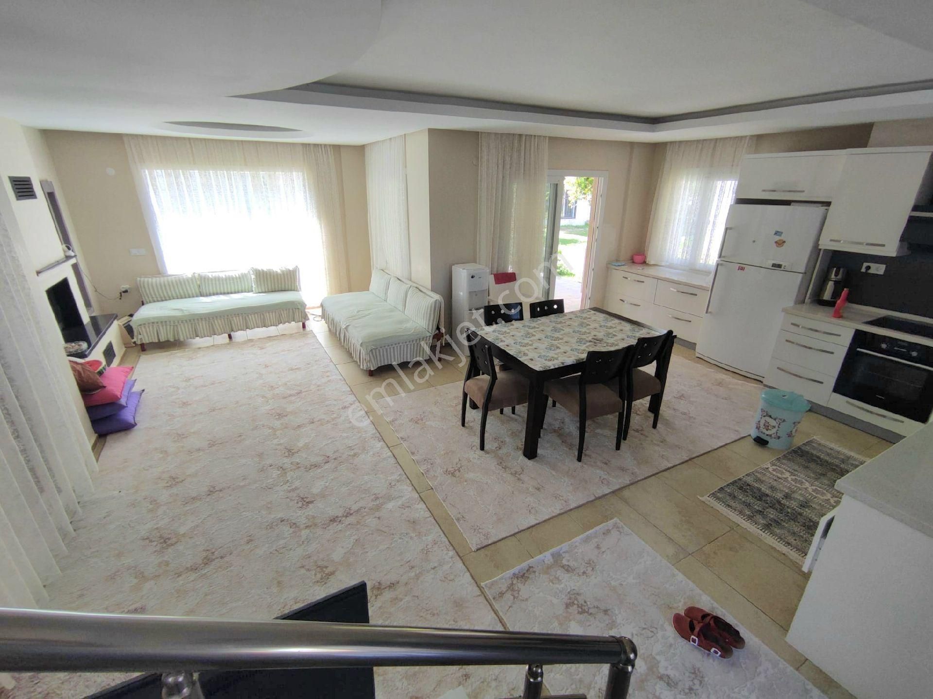 Güzelçamlı Yolun Altı Denize Yakın Köşe Geniş Bahçeli Villa - Görsel 18