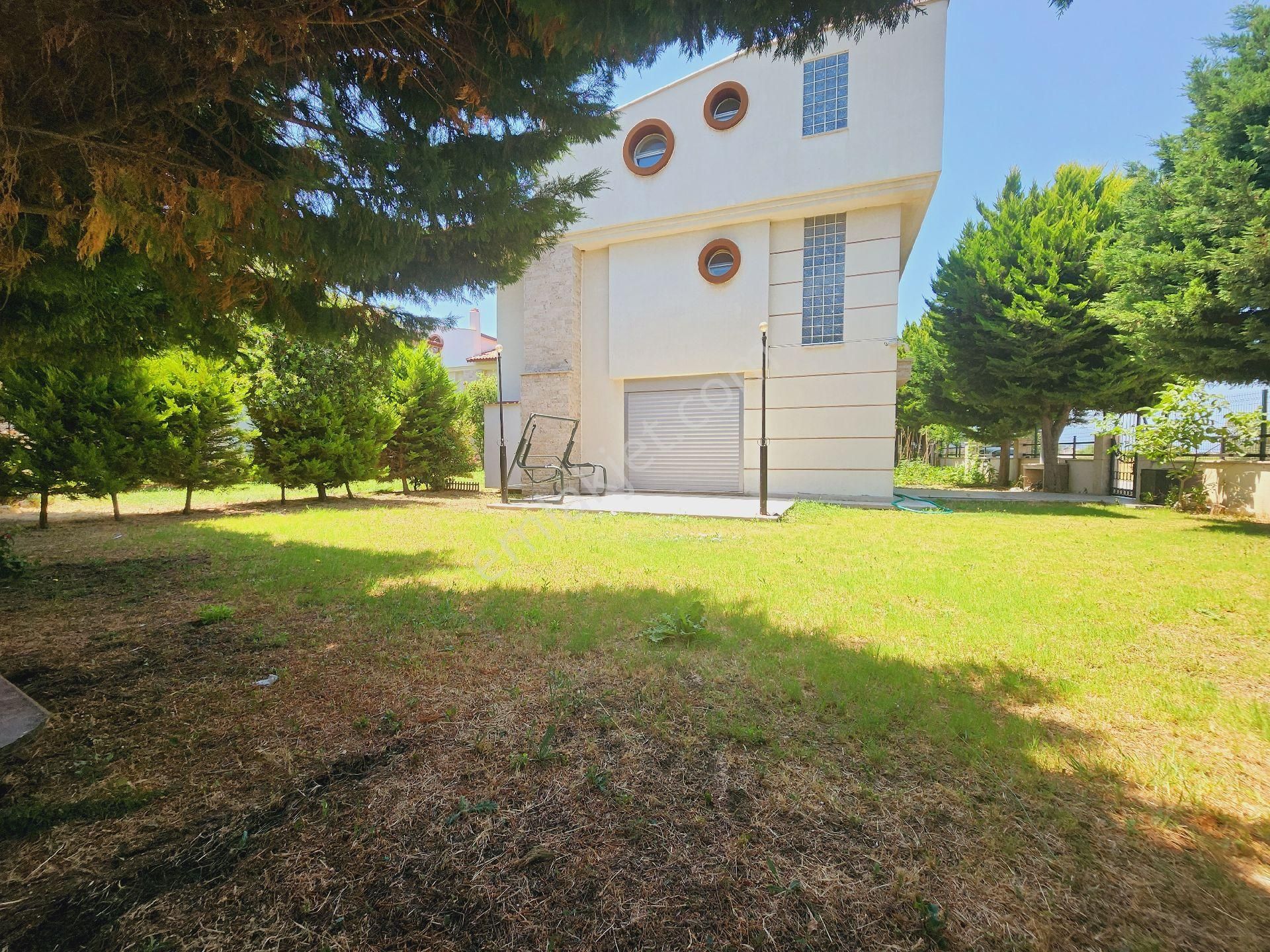 Güzelçamlı Yolun Altı Denize Yakın Köşe Geniş Bahçeli Villa - Görsel 12