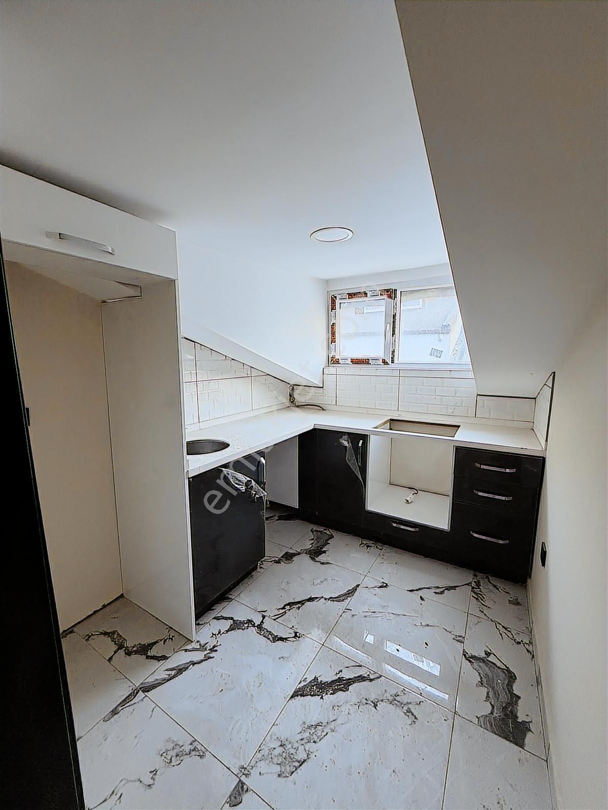 Kanarya'da Üst Bölge'de 5+2 Satılık 200 M2 4.kat Daire - Görsel 14