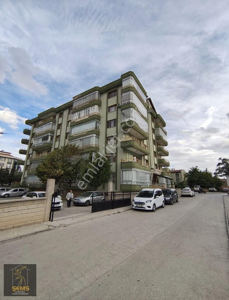 Site İçerisinde Çok Geniş 3+1 Kiralık Daire - Görsel 15