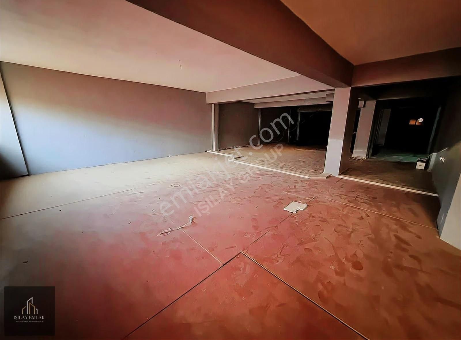 Afyon Kurtuluş Caddesi 3 Katlı Devren Kiralık Giyim Mağazası - Görsel 16