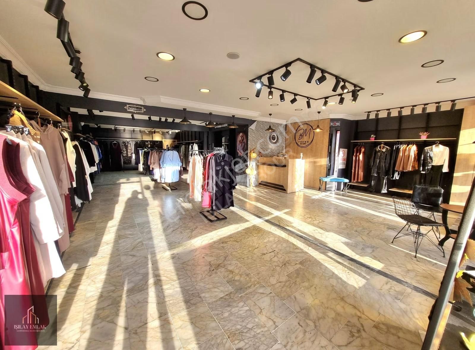 Afyon Kurtuluş Caddesi 3 Katlı Devren Kiralık Giyim Mağazası - Görsel 2