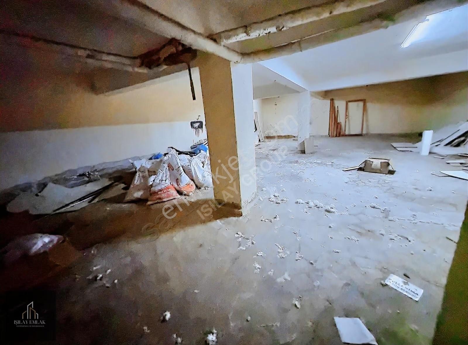 Afyon Kurtuluş Caddesi 3 Katlı Devren Kiralık Giyim Mağazası - Görsel 3