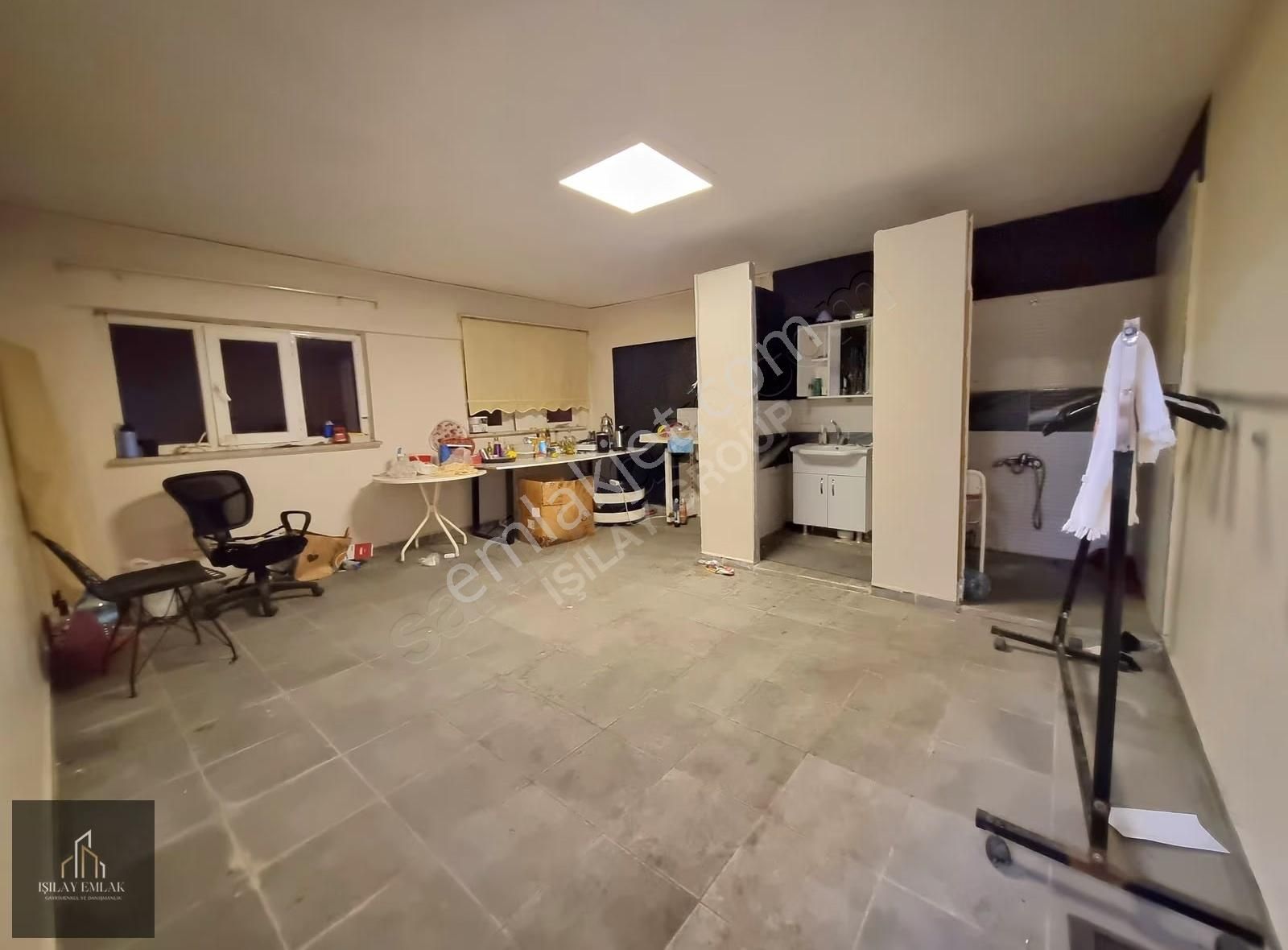 Afyon Kurtuluş Caddesi 3 Katlı Devren Kiralık Giyim Mağazası - Görsel 11