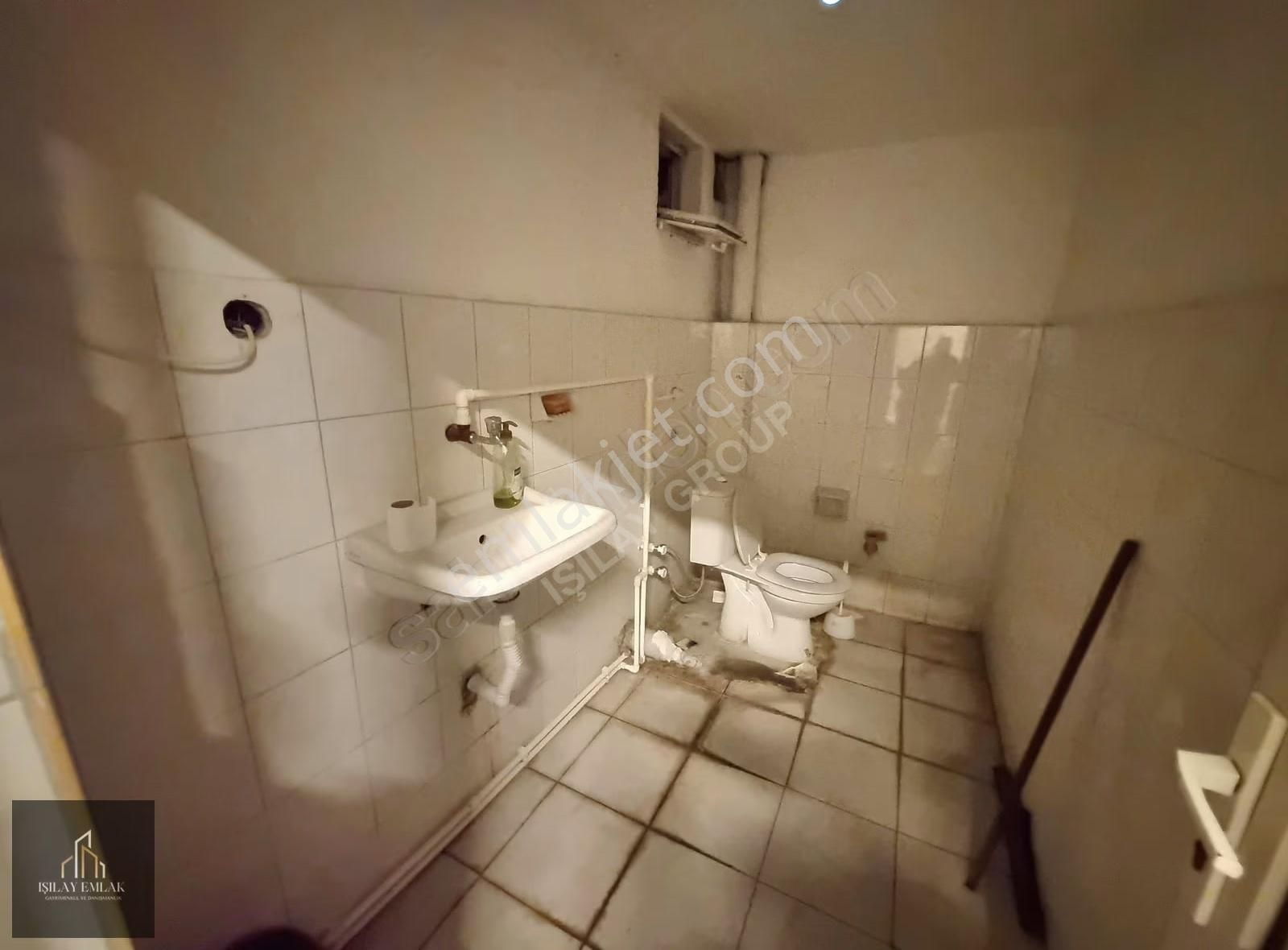 Afyon Kurtuluş Caddesi 3 Katlı Devren Kiralık Giyim Mağazası - Görsel 6