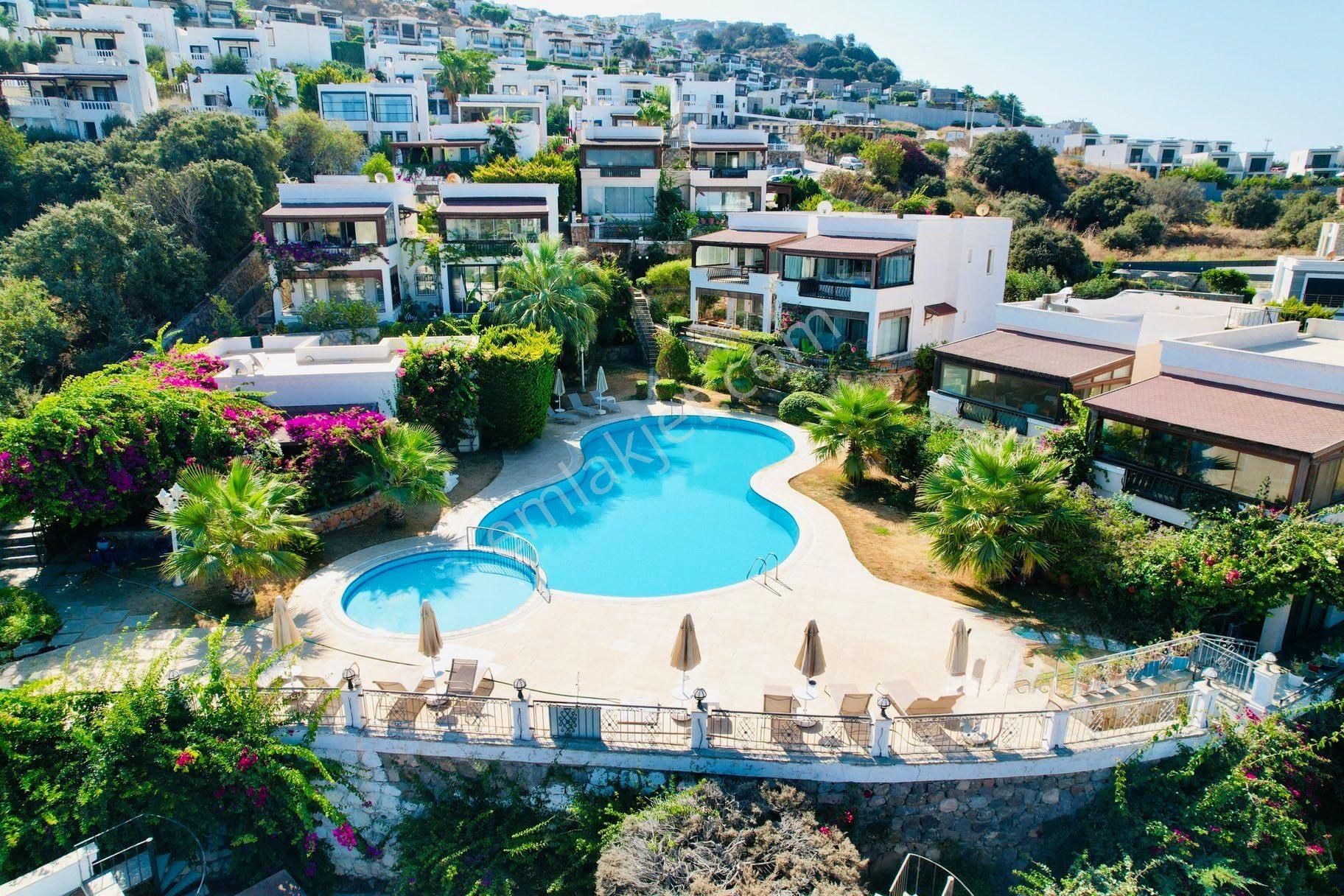 Gümüşlük Koyunbaba’da Havuzlu Sitede Bahçeli Ve Full Eşyalı 3+1