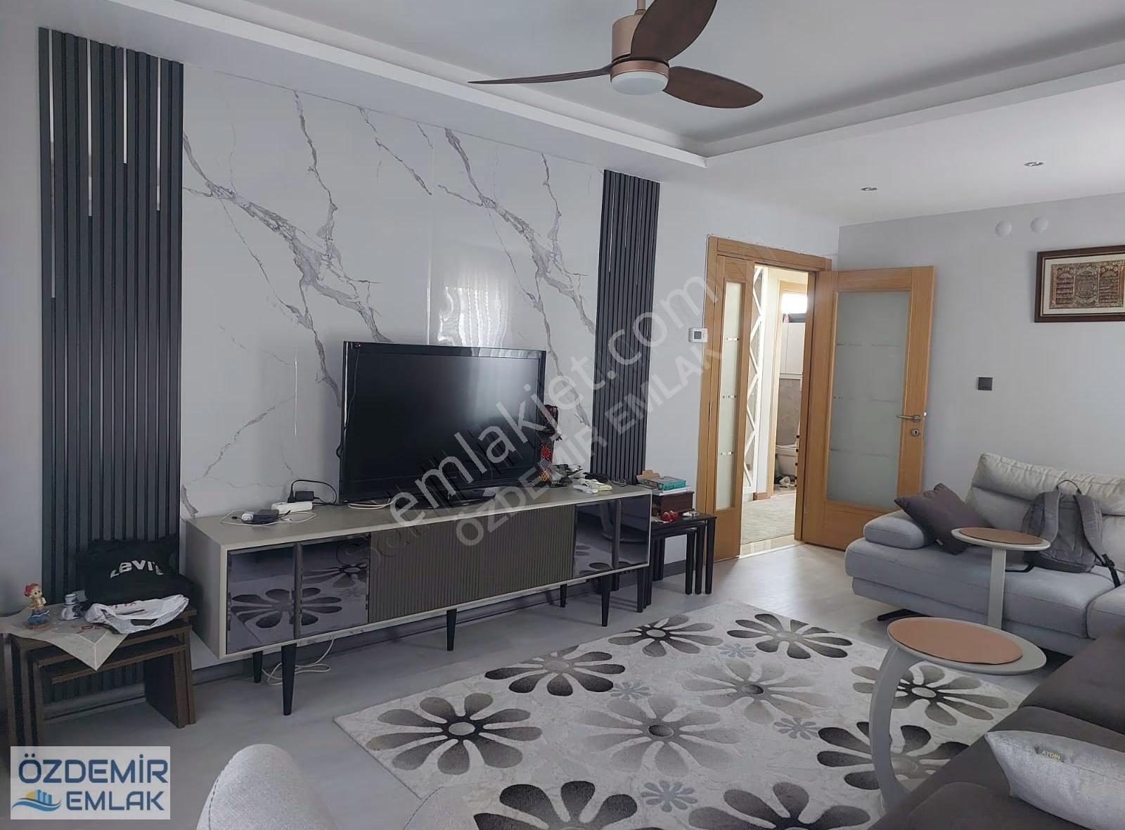 Yatırımlık Havuzlu Site İçerinde Satılık Ferah 2+1 Daire