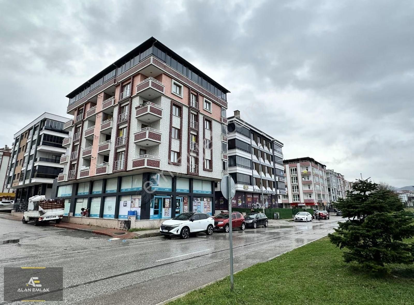 Alan Emlak; Tramv. Cephe, 300m2, Komple Kat, Komple Kapalı Alan