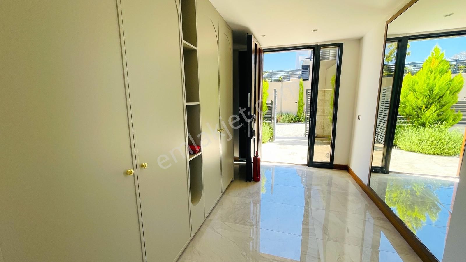 Kuşadasında 1 Dönüm Arazide Asansörlü Lüks Satılık Villa - Görsel 21